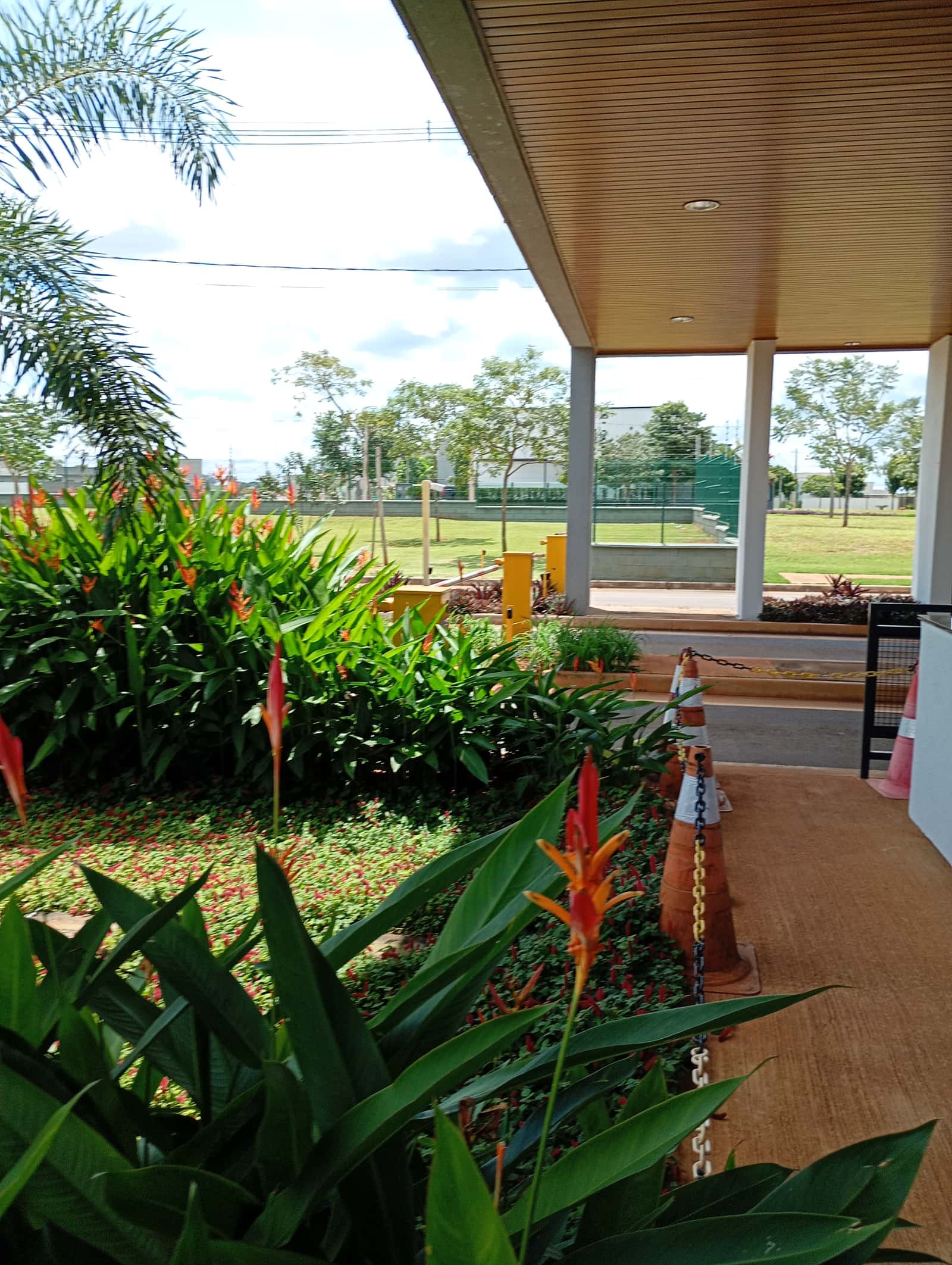 Vende lotes em condomínio fechado senador Canedo.