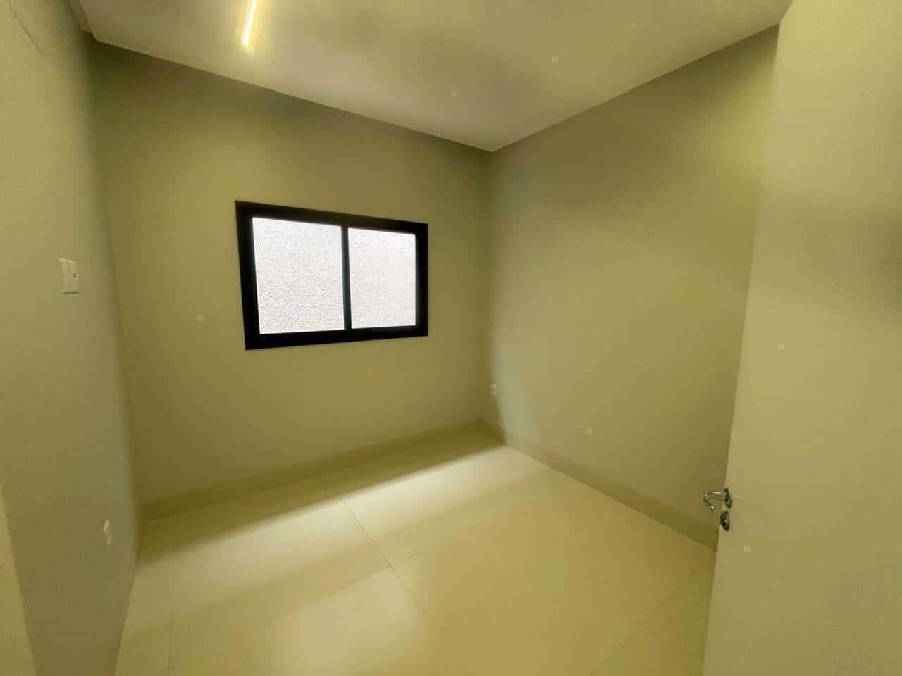 Casa moderna com pé-direito duplo e área gourmet no Jardim Vila Boa. 3 quartos e 4 vagas