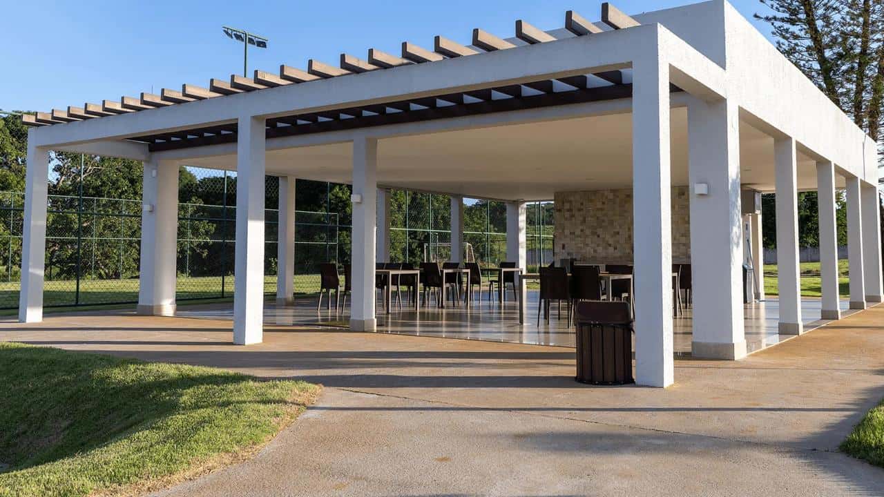 LOTE DE 299 M² NO CONDOMÍNIO PARQUEVILLE QUARESMEIRA