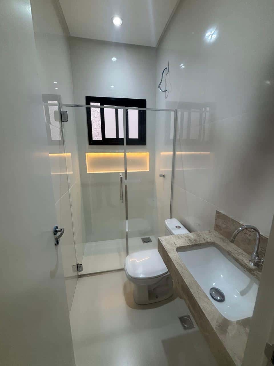 Casa com fachada moderna e área gourmet no Jardim Vila Boa, pé-direito duplo e garagem para 4 carros