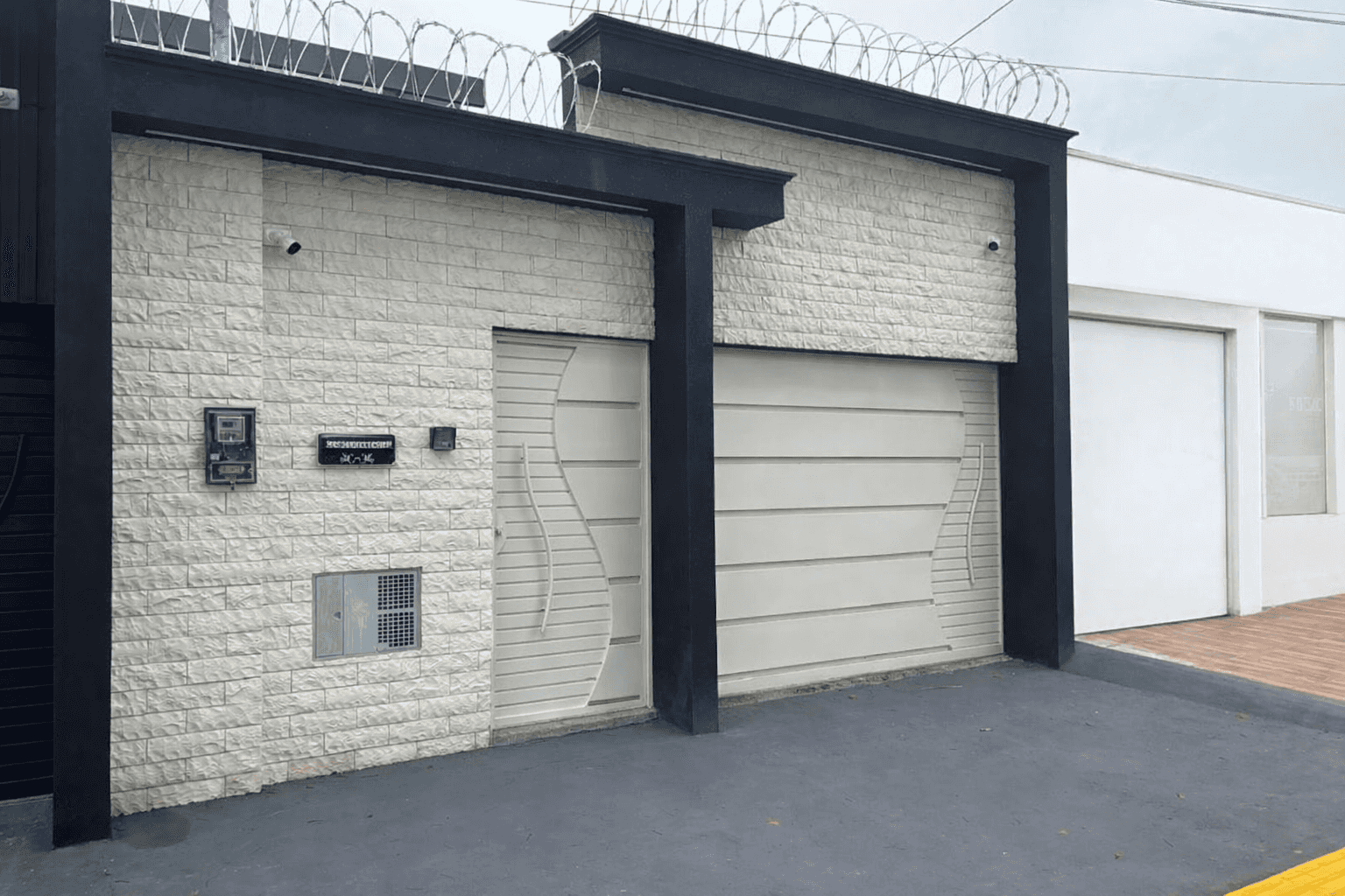 Casa com fachada moderna e área gourmet no Jardim Vila Boa, pé-direito duplo e garagem para 4 carros