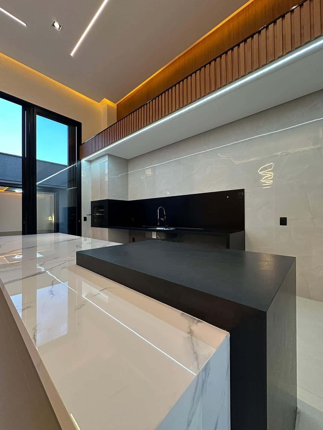 Casa de alto padrão localizada no setor Moinho dos Ventos Goiânia com 3 suítes plenas