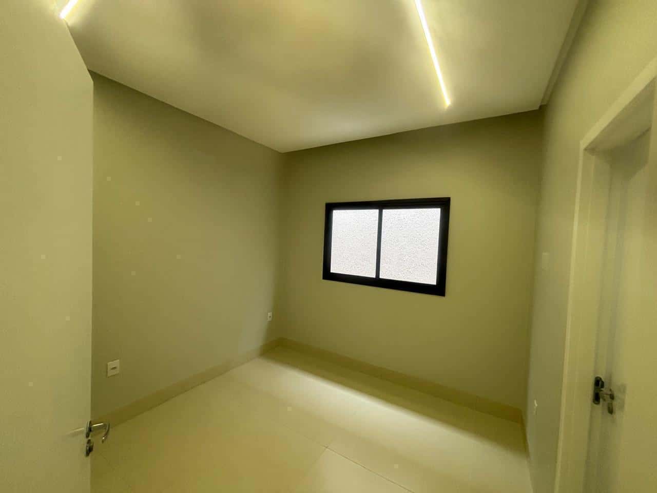 Casa moderna com pé-direito duplo e área gourmet no Jardim Vila Boa. 3 quartos e 4 vagas