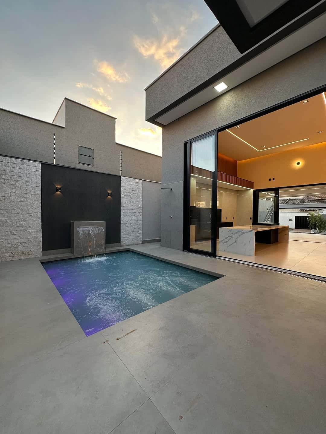 Casa de alto padrão localizada no setor Moinho dos Ventos Goiânia com 3 suítes plenas