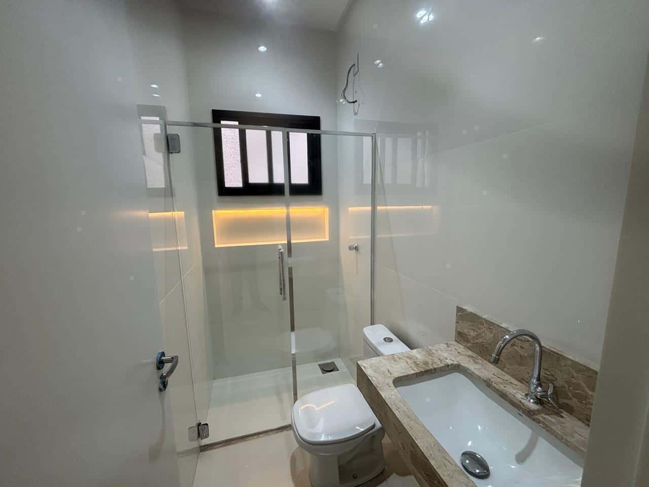 Casa com fachada moderna e área gourmet no Jardim Vila Boa, pé-direito duplo e garagem para 4 carros