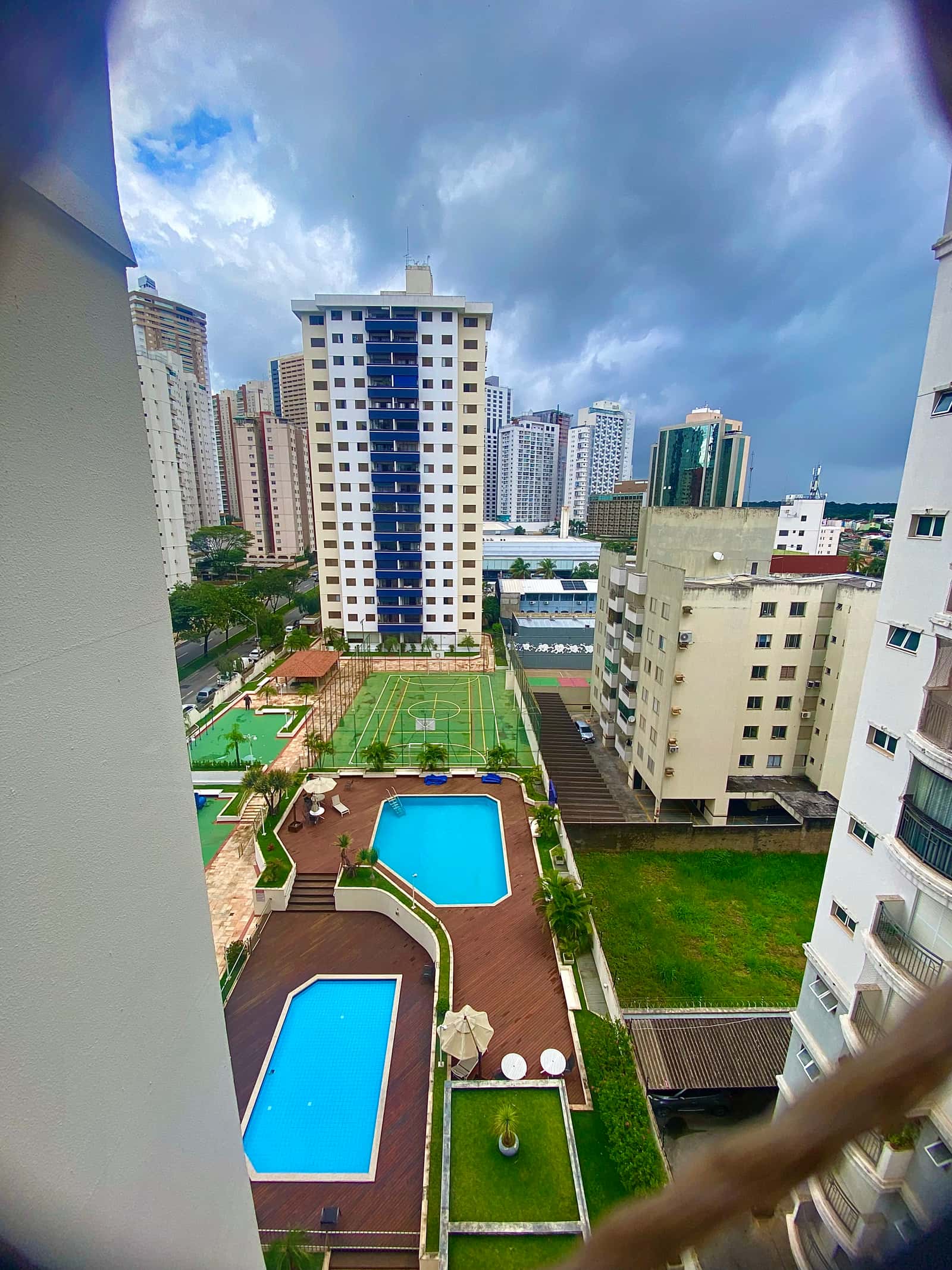 Apartamento com 117 Metros, Sacada ampla com 2 vagas de Garagem individual