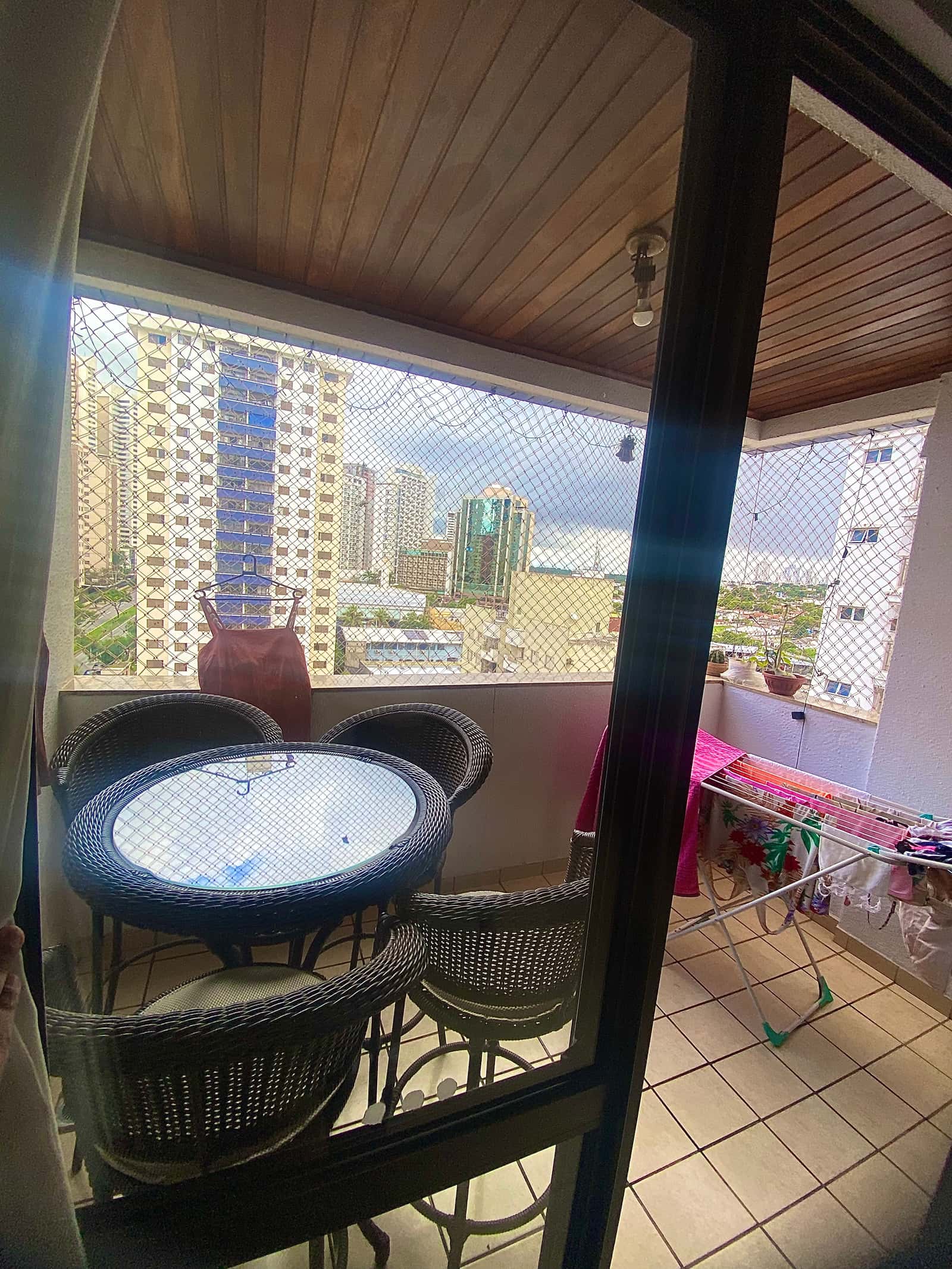 Apartamento com 117 Metros, Sacada ampla com 2 vagas de Garagem individual