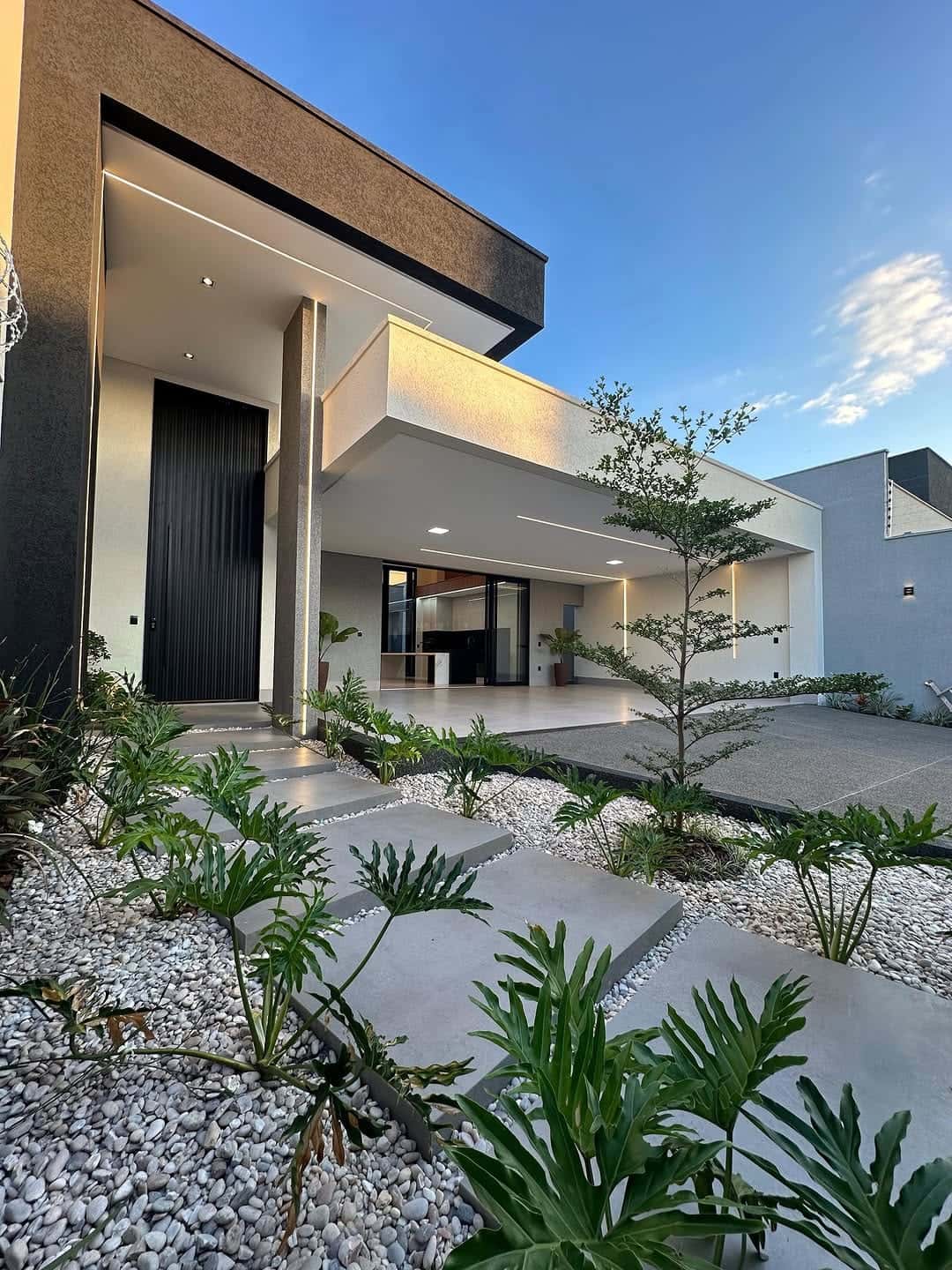 Casa de alto padrão localizada no setor Moinho dos Ventos Goiânia com 3 suítes plenas