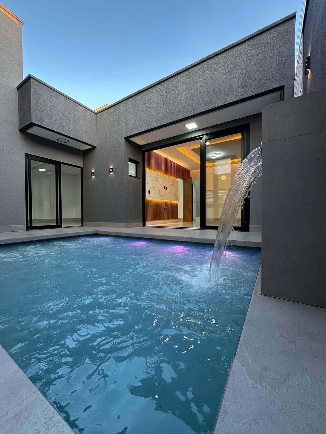 Casa de alto padrão localizada no setor Moinho dos Ventos Goiânia com 3 suítes plenas