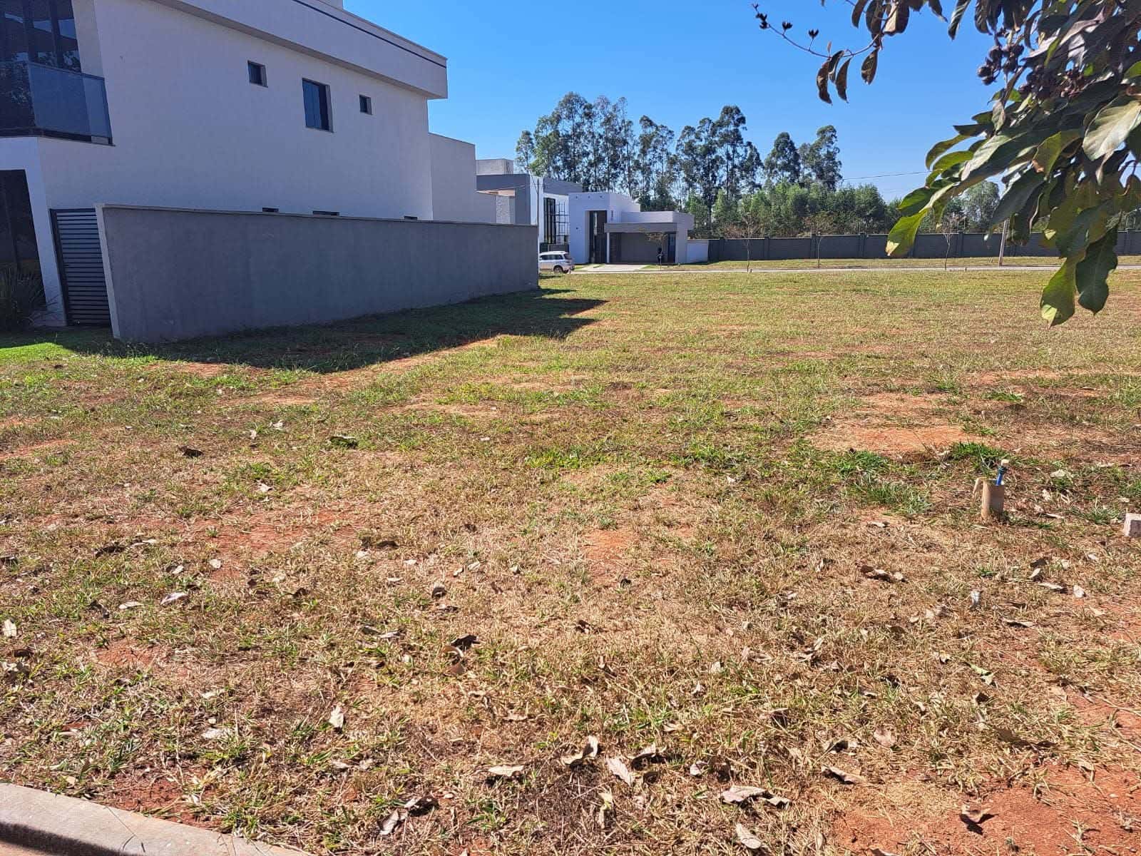 Vende lotes em condomínio fechado senador Canedo.