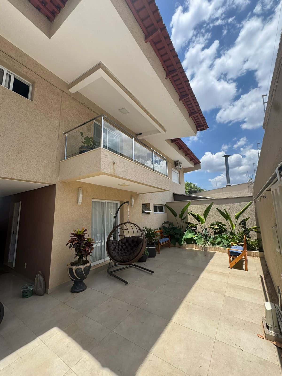 Sobrado completo no Setor Leste Universitário, ideal para quem busca espaço, conforto e localização estratégica.