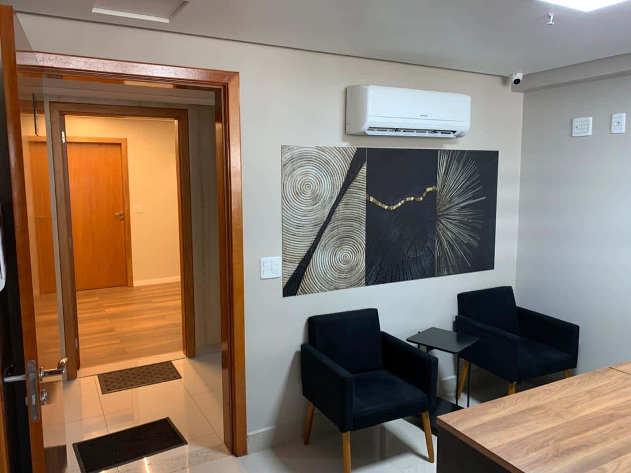 Sala comercial mobiliada, com varanda, para locação | Brookfield Tower | 40m² - Jardim Goiás