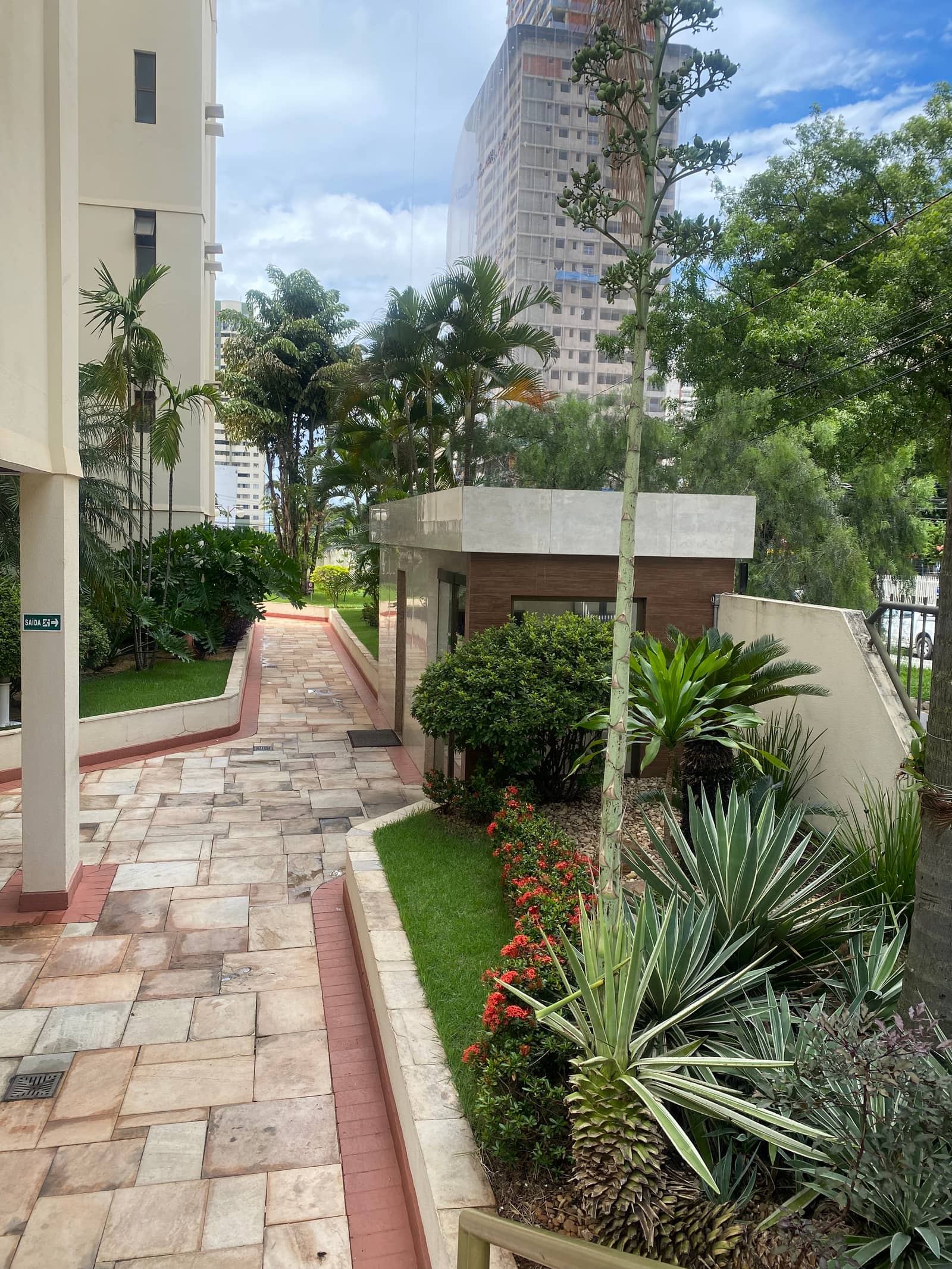 Apartamento com 117 Metros, Sacada ampla com 2 vagas de Garagem individual