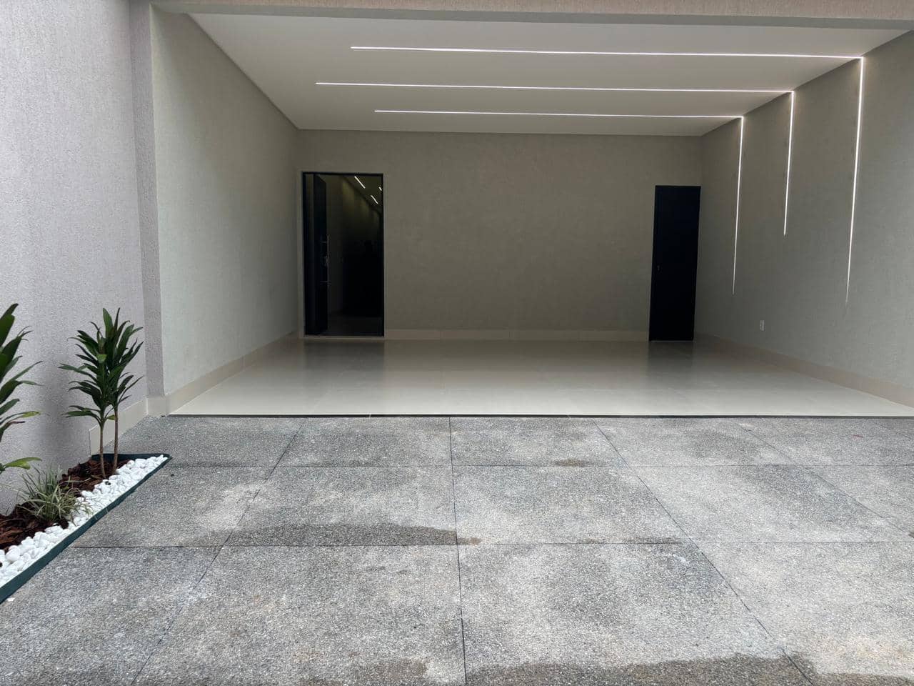 Casa moderna com pé-direito duplo e área gourmet no Jardim Vila Boa. 3 quartos e 4 vagas