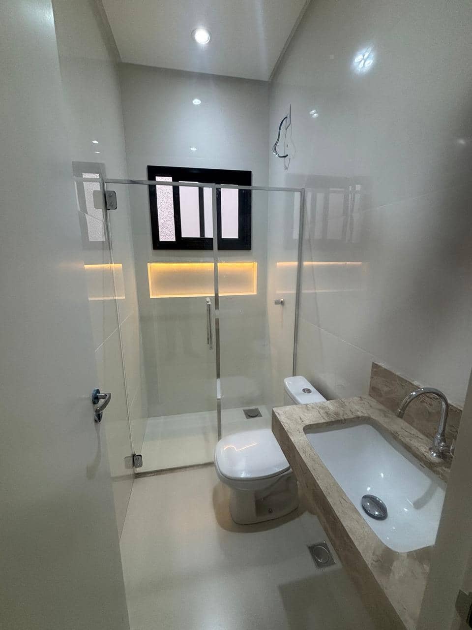 Casa com fachada moderna e área gourmet no Jardim Vila Boa, pé-direito duplo e garagem para 4 carros