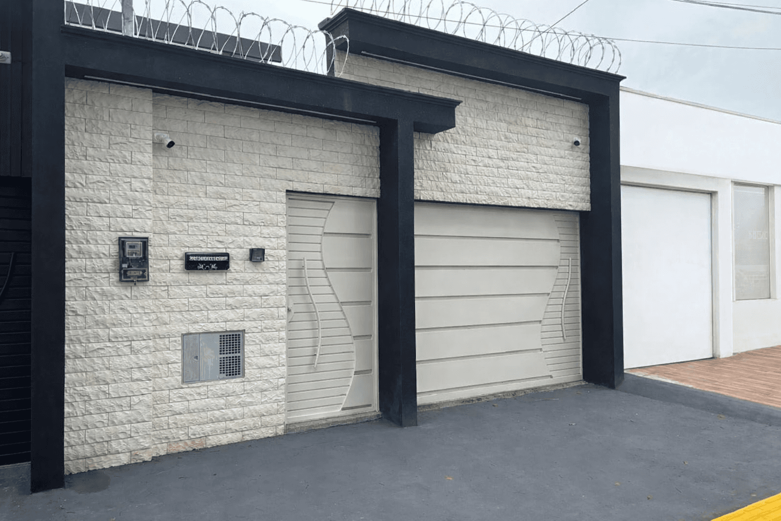 Casa com fachada moderna e área gourmet no Jardim Vila Boa, pé-direito duplo e garagem para 4 carros