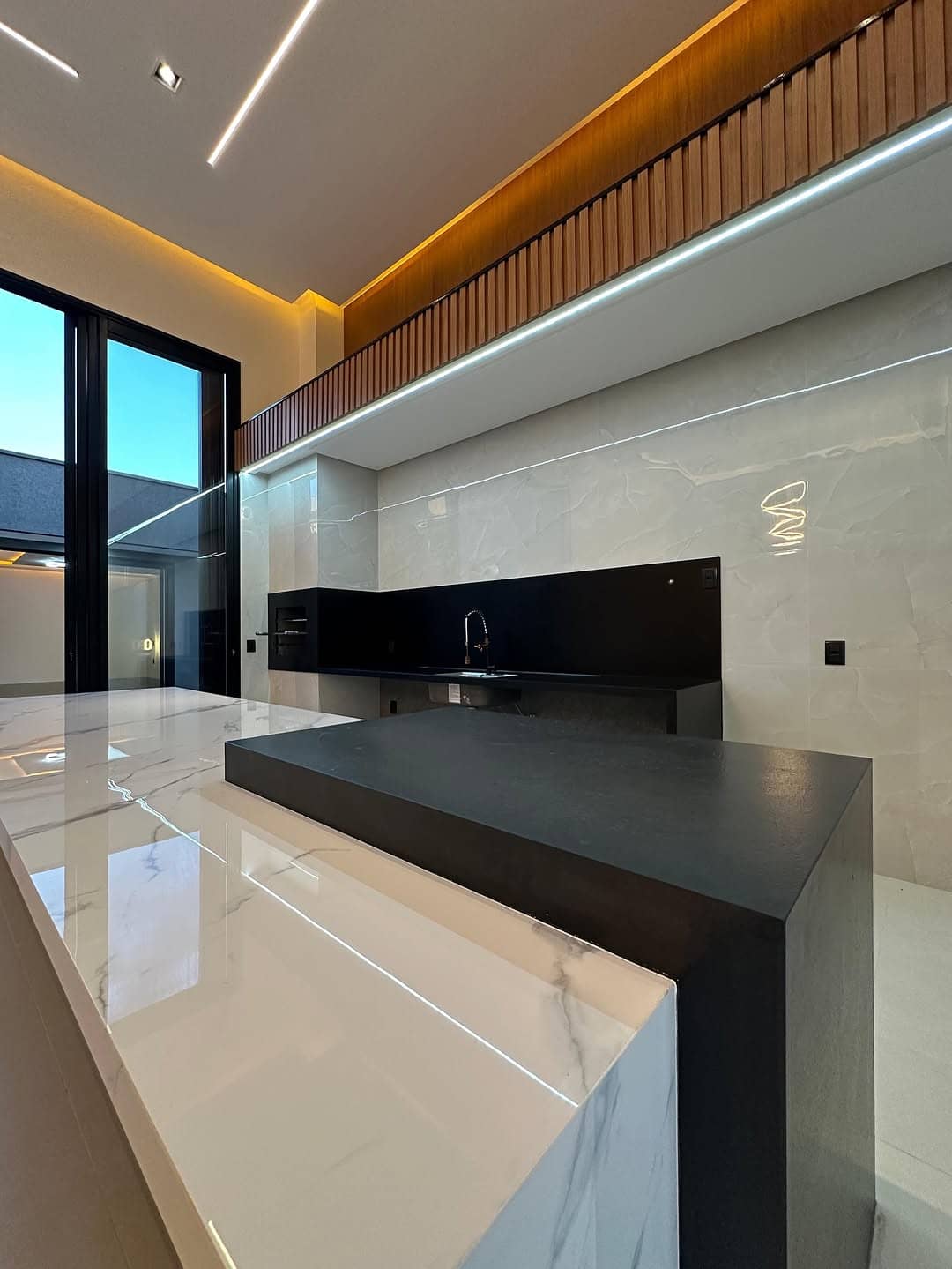 Casa de alto padrão localizada no setor Moinho dos Ventos Goiânia com 3 suítes plenas