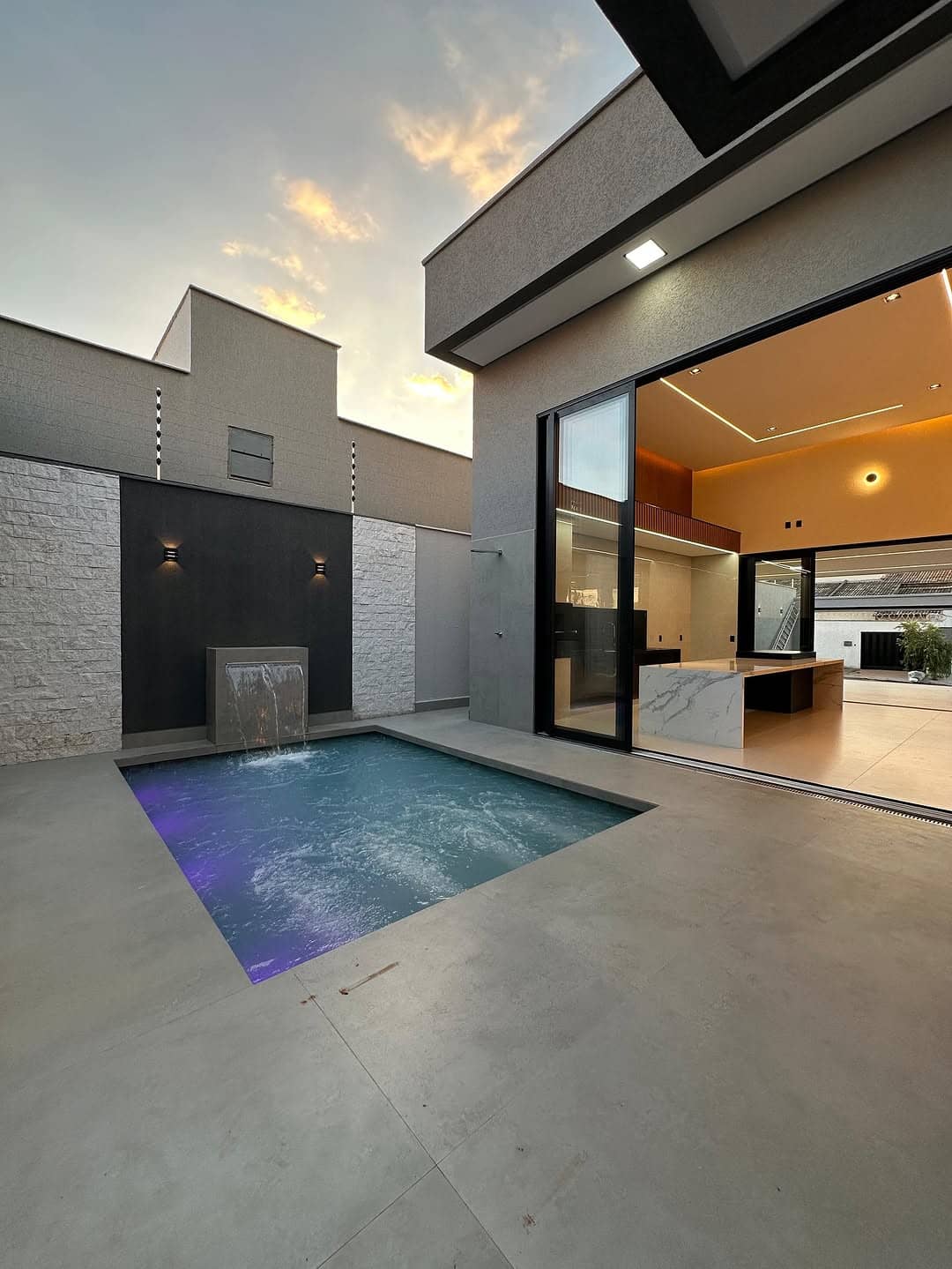 Casa de alto padrão localizada no setor Moinho dos Ventos Goiânia com 3 suítes plenas