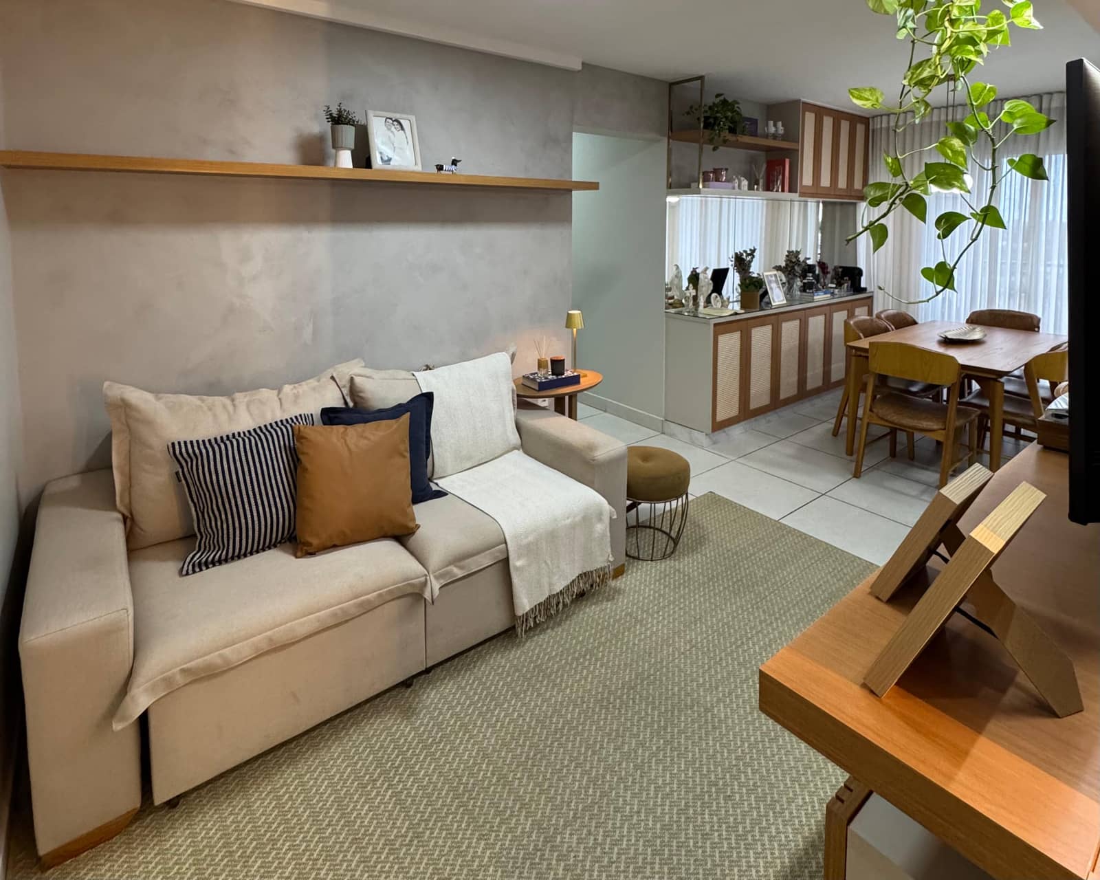 Apartamento moderno, com projeto de arquitetura e marcenaria planejada de alto padrão, em excelente estado de conservação, localizado no Parque Amazônia, uma das regiões que mais crescem e valorizam em Goiânia