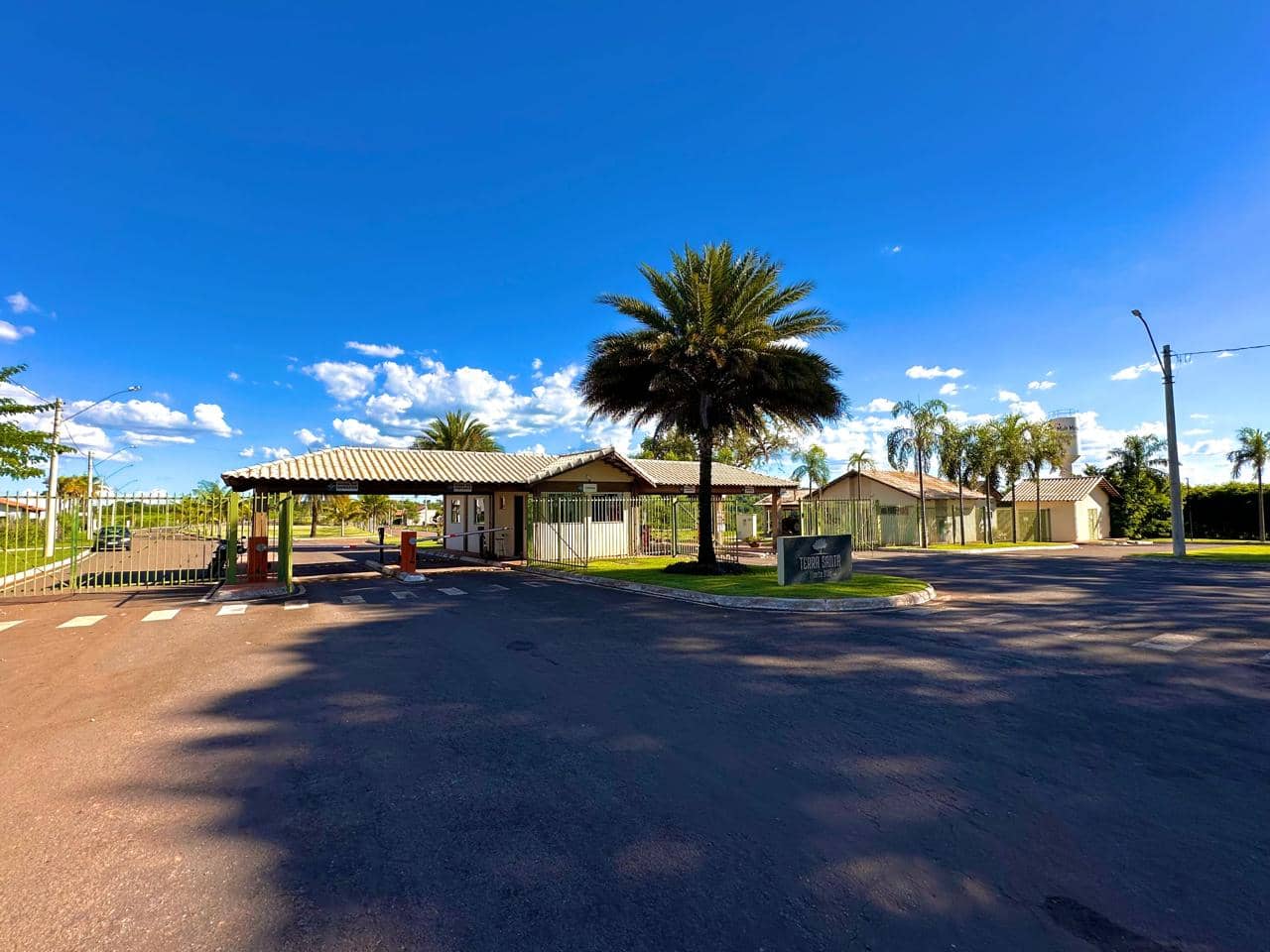 LOTE DE 1.040,57 M² NO CONDOMÍNIO MONTE SIÃO