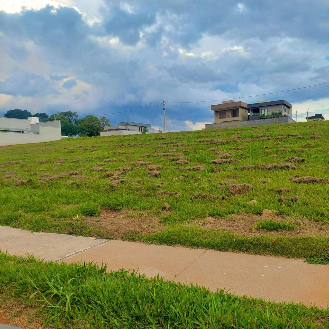 LOTE DE 299 M² NO CONDOMÍNIO PARQUEVILLE QUARESMEIRA