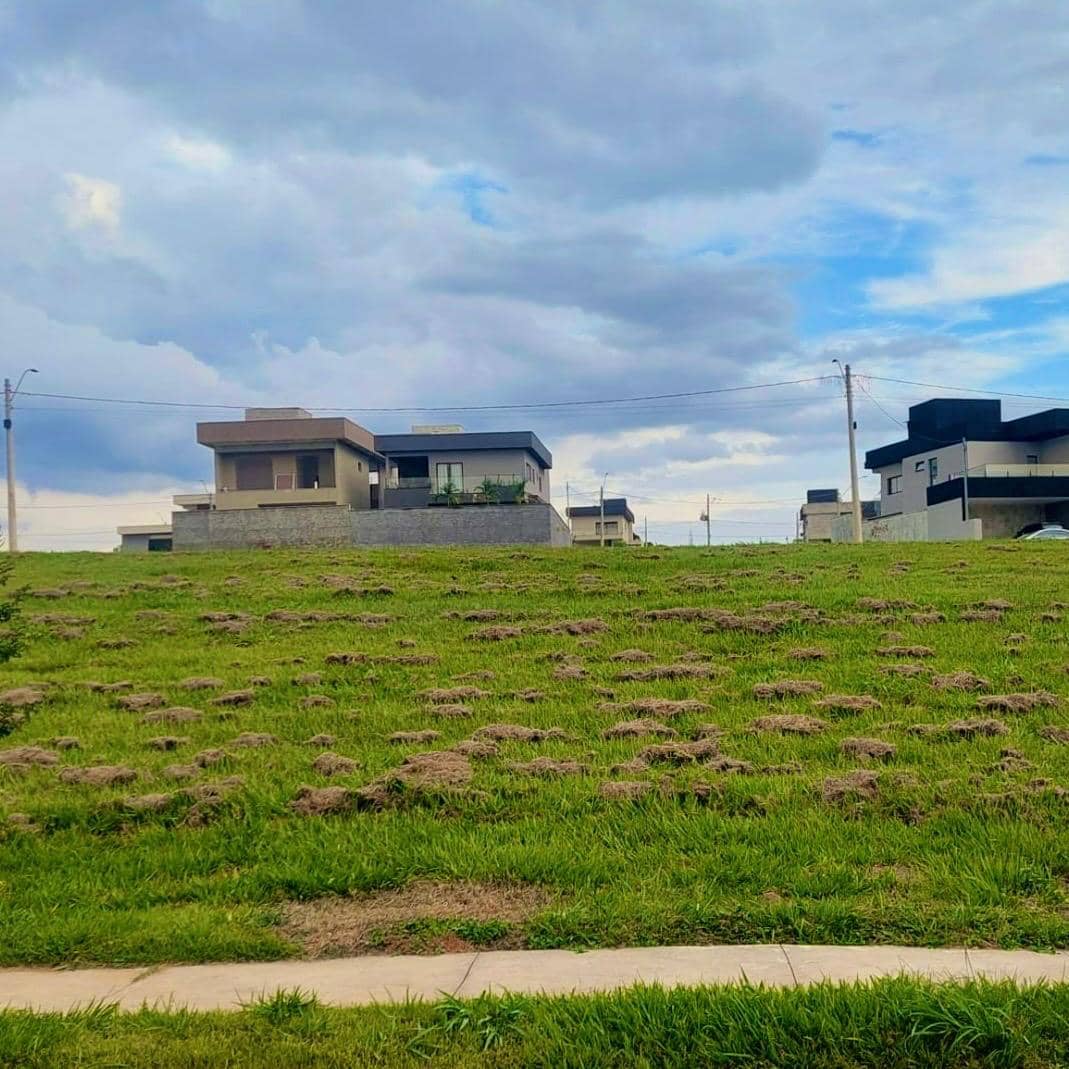 LOTE DE 299 M² NO CONDOMÍNIO PARQUEVILLE QUARESMEIRA