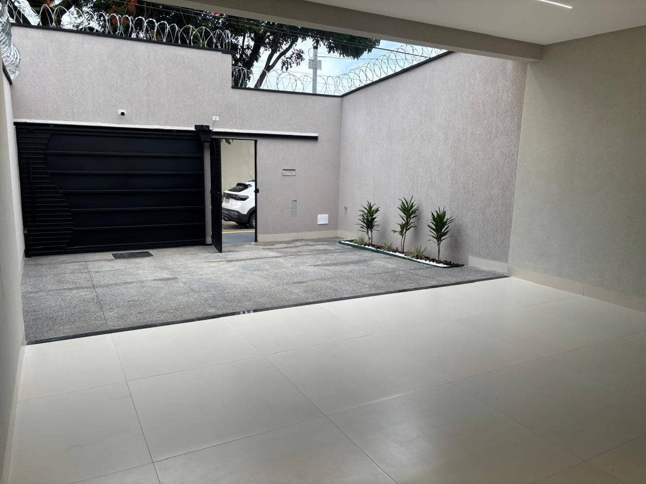 Casa com fachada moderna e área gourmet no Jardim Vila Boa, pé-direito duplo e garagem para 4 carros