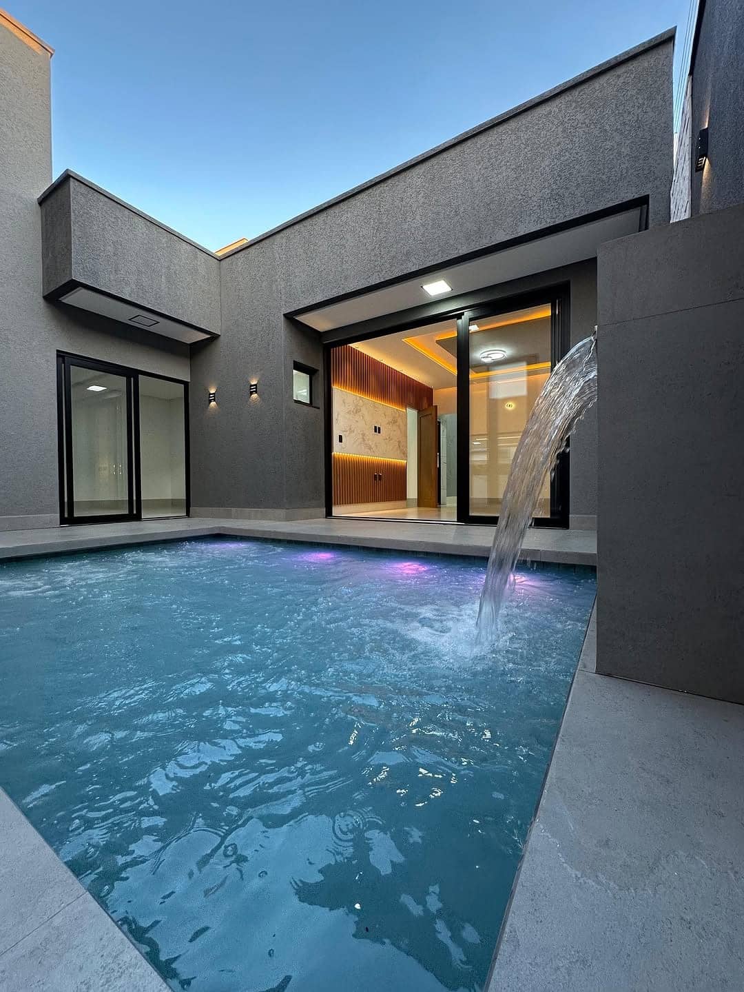 Casa de alto padrão localizada no setor Moinho dos Ventos Goiânia com 3 suítes plenas