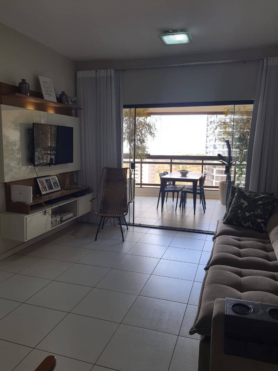 Apartamento 3 quartos (3 suítes) Setor Bueno - Andar alto - Vagas paralelas
