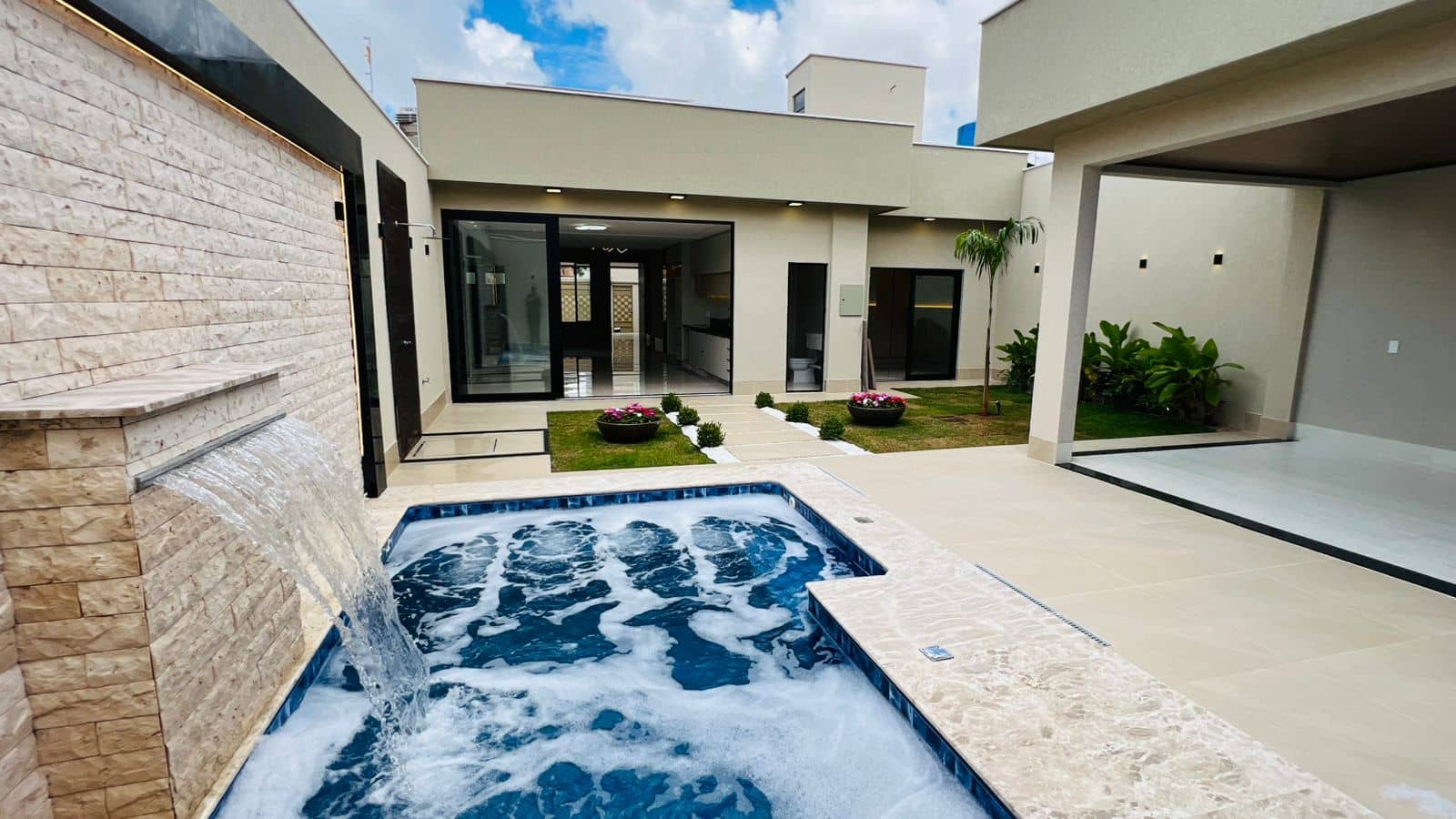 CASA - LOCALIZAÇÃO PRIVILEGIADA