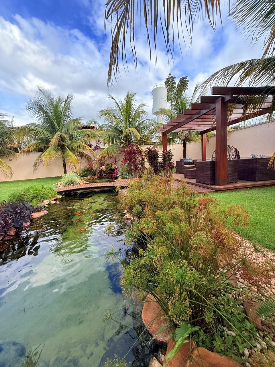 DESLUMBRANTE CASA TÉRREA EM CONDOMINO FECHADO