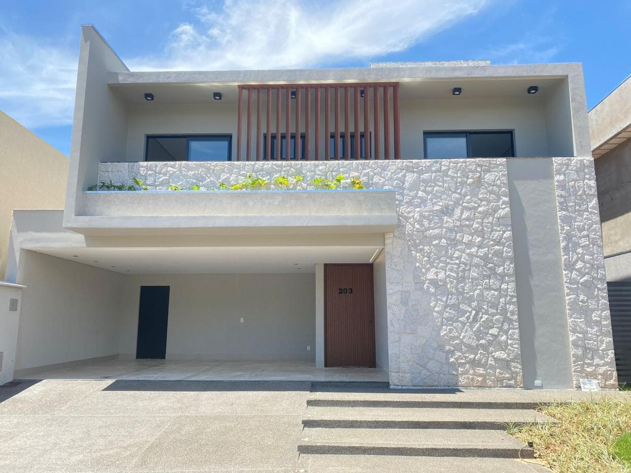 SOBRADO DE ALTO PADRÃO À VENDA | JARDINS CAPRI | 4 SUÍTES