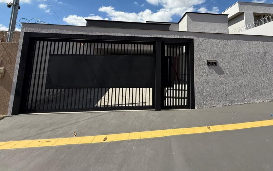 Fonte das Esmeraldas Casa R$ 800.000   | 3 Suítes | 230 m²  | Goiânia