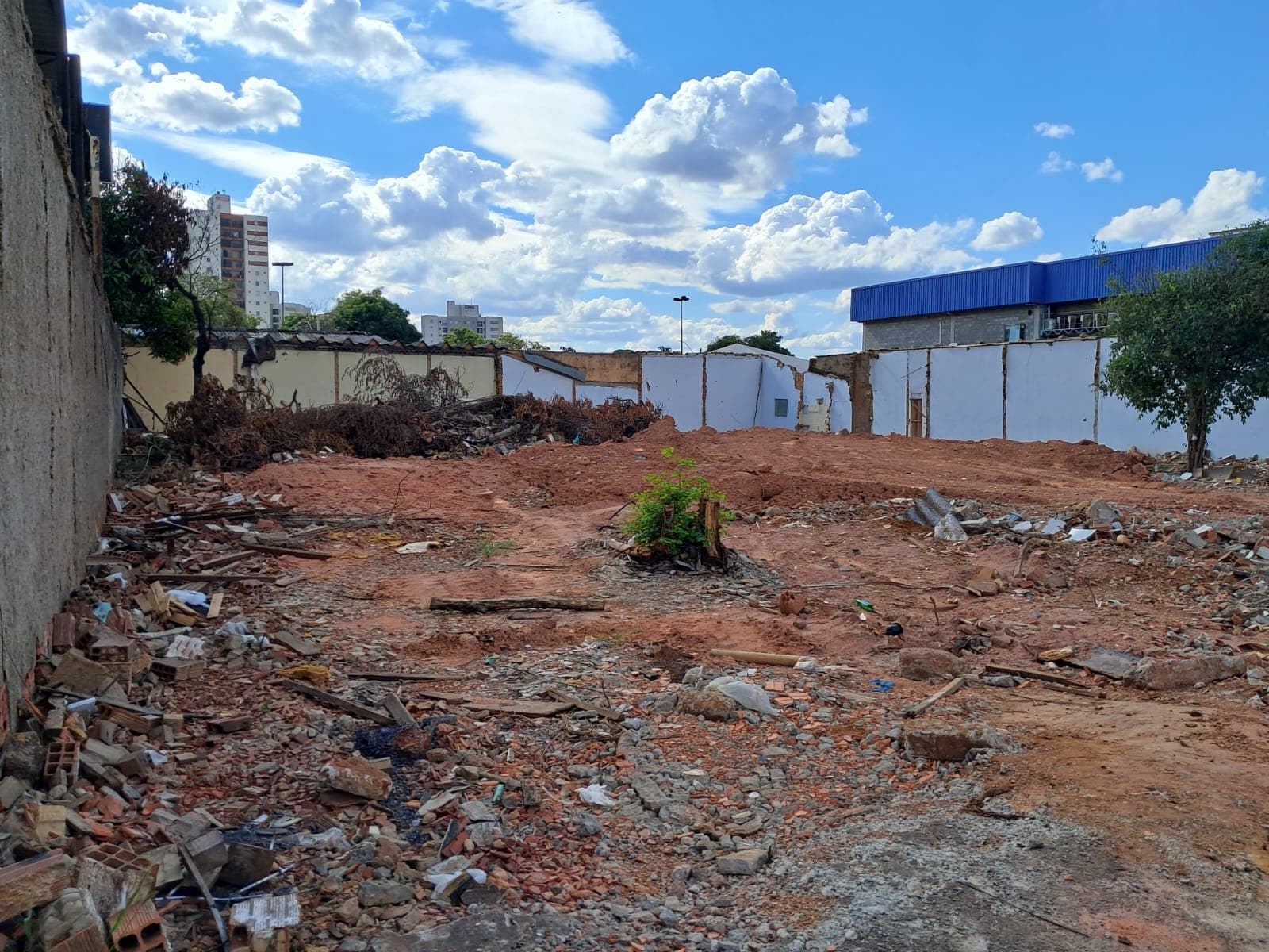 Área 896 m no Parque Oeste Industrial
