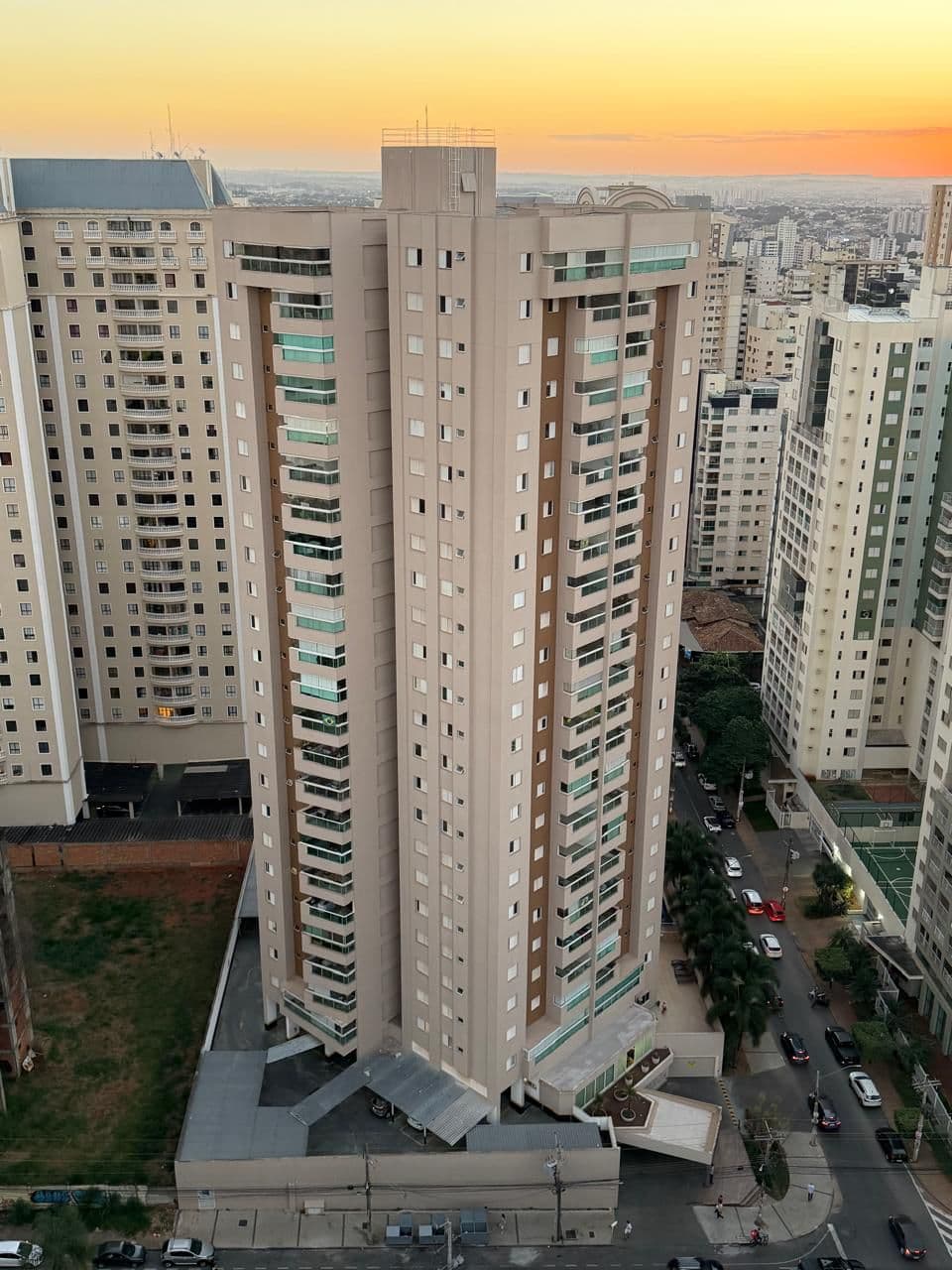 APARTAMENTO SETOR BUENO 130 M² | 4 QUARTOS | 3 SUÍTES | 3 VAGAS | NASCENTE | ANDAR ALTO