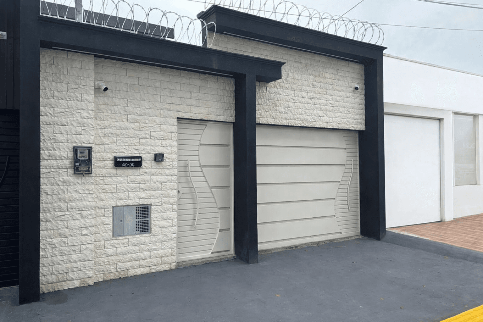 Casa com fachada moderna e área gourmet no Jardim Vila Boa, pé-direito duplo e garagem para 4 carros