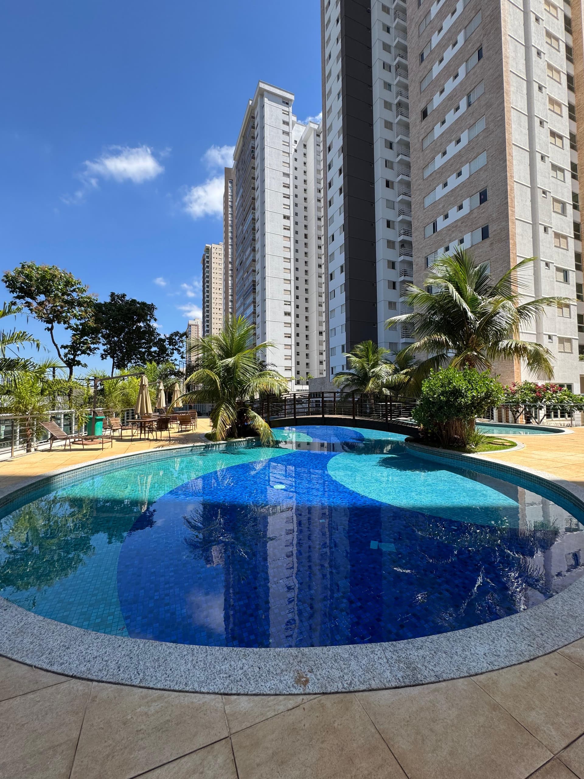 Apartamento em configuração especial com varanda estendida, Rua T- 51, Ed Lá Musique.