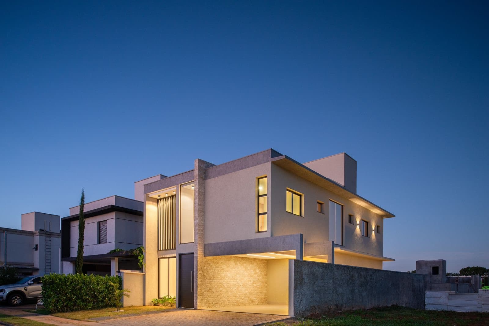 Sobrado com 4 suítes plenas, incluindo uma master com closet, Localizado no Jardins Capri, com design moderno e minimalista.