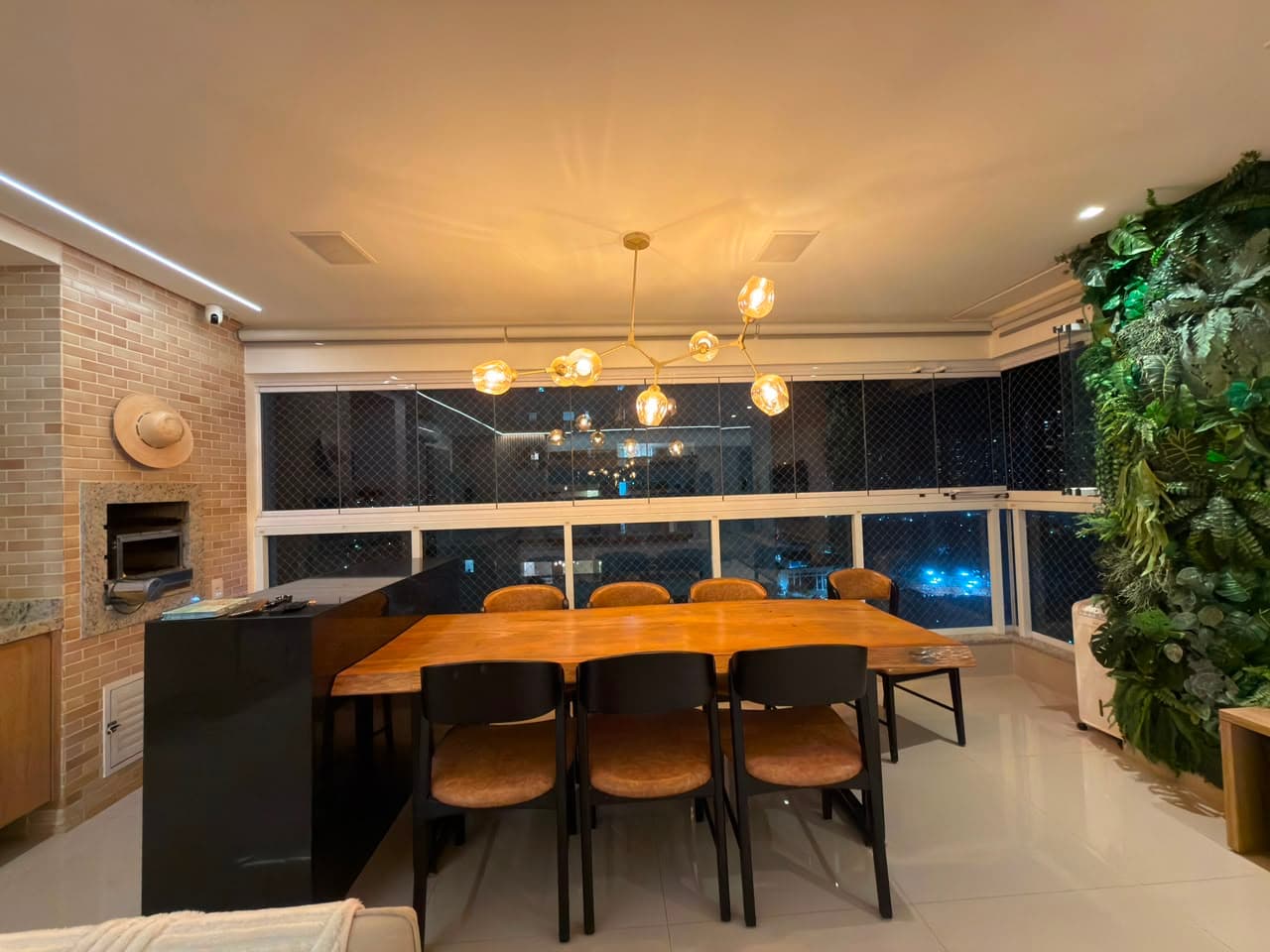 Apartamento 3 suítes 700m do Parque Vaca Brava
