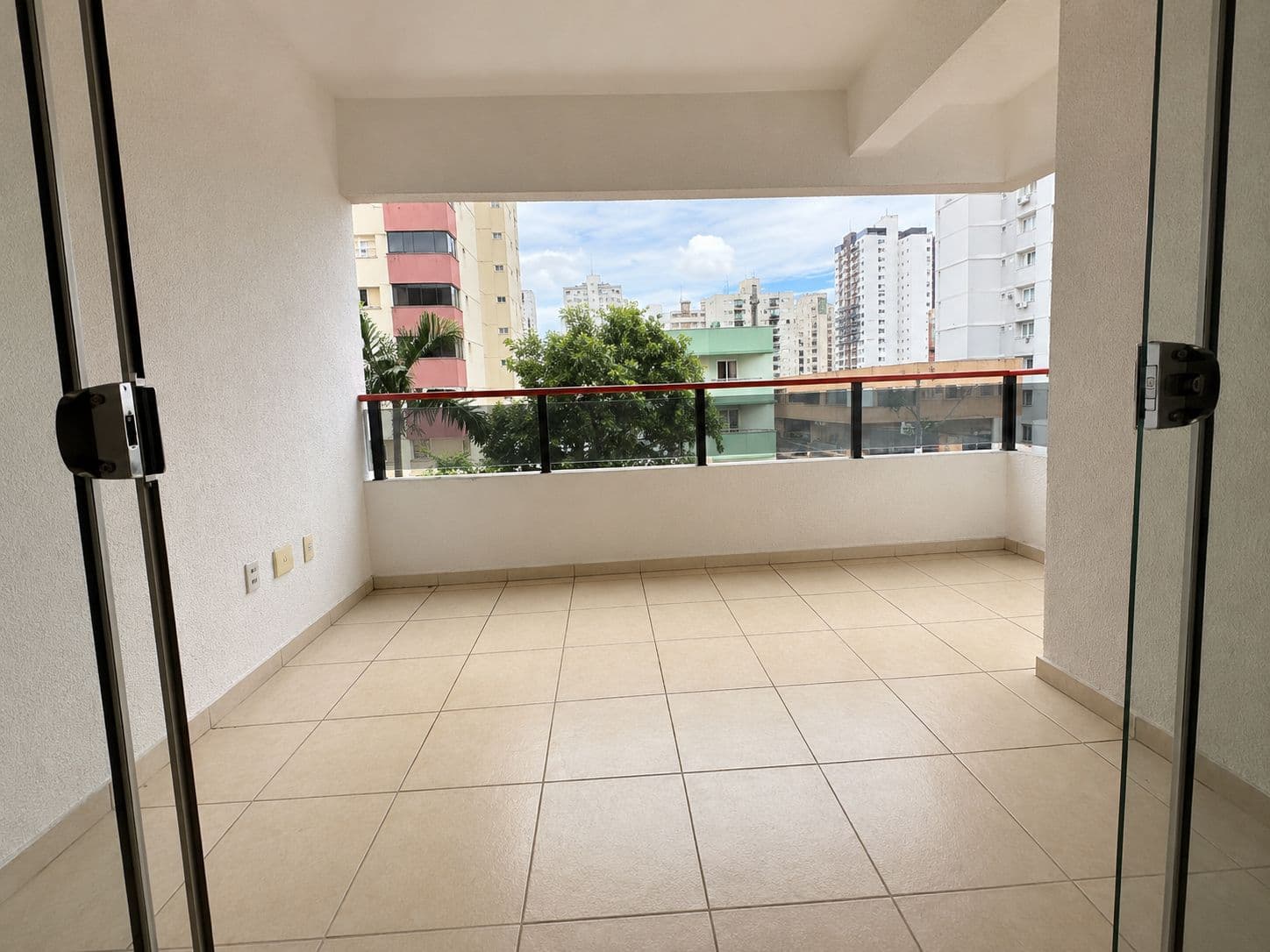 Apartamento 3 Quartos uma Suite, armários,  2 Vagas Paralelas setor bela vista,