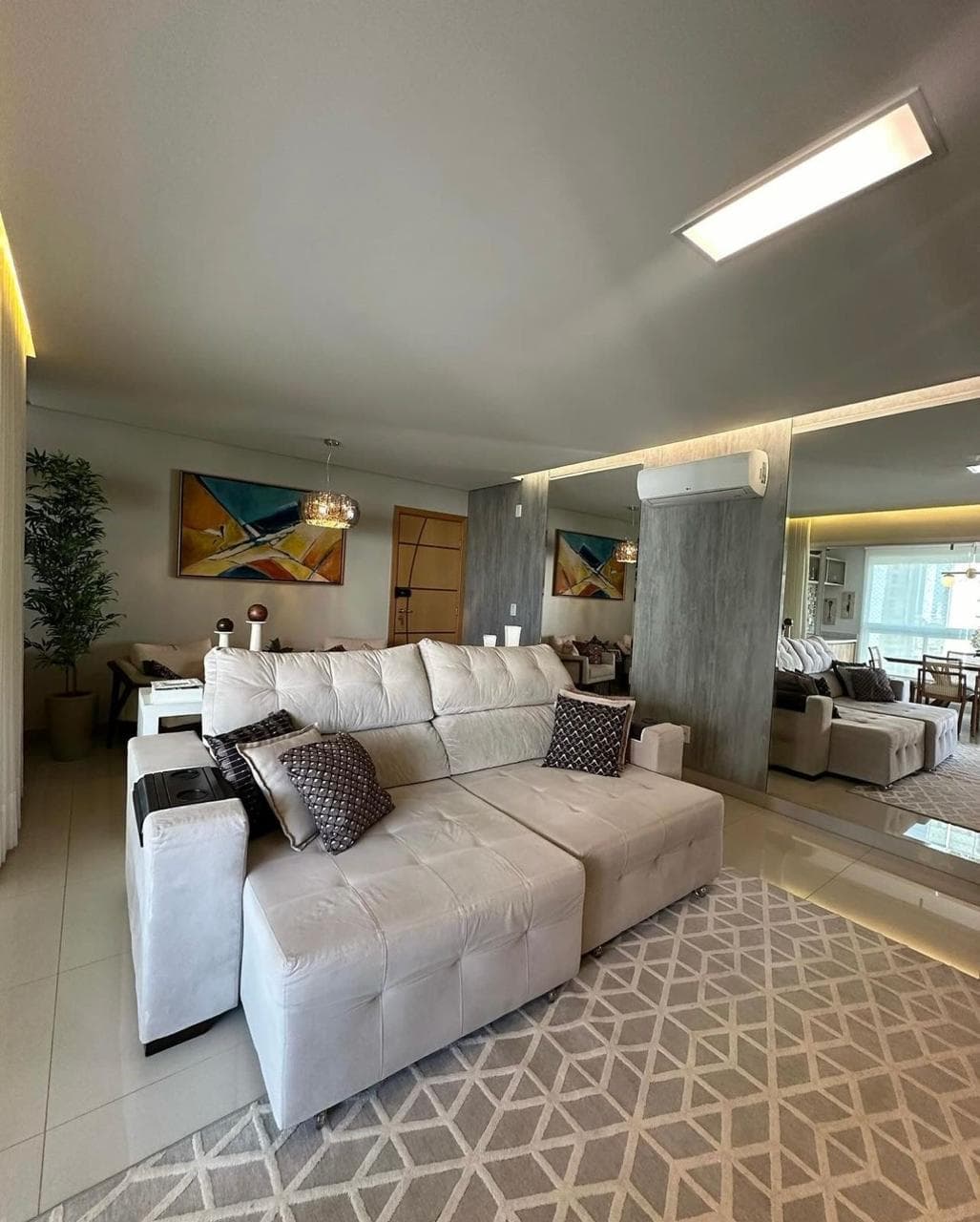 Apartamento com 3 suítes no Setor Bueno a 2 kms do Goiânia Shopping
