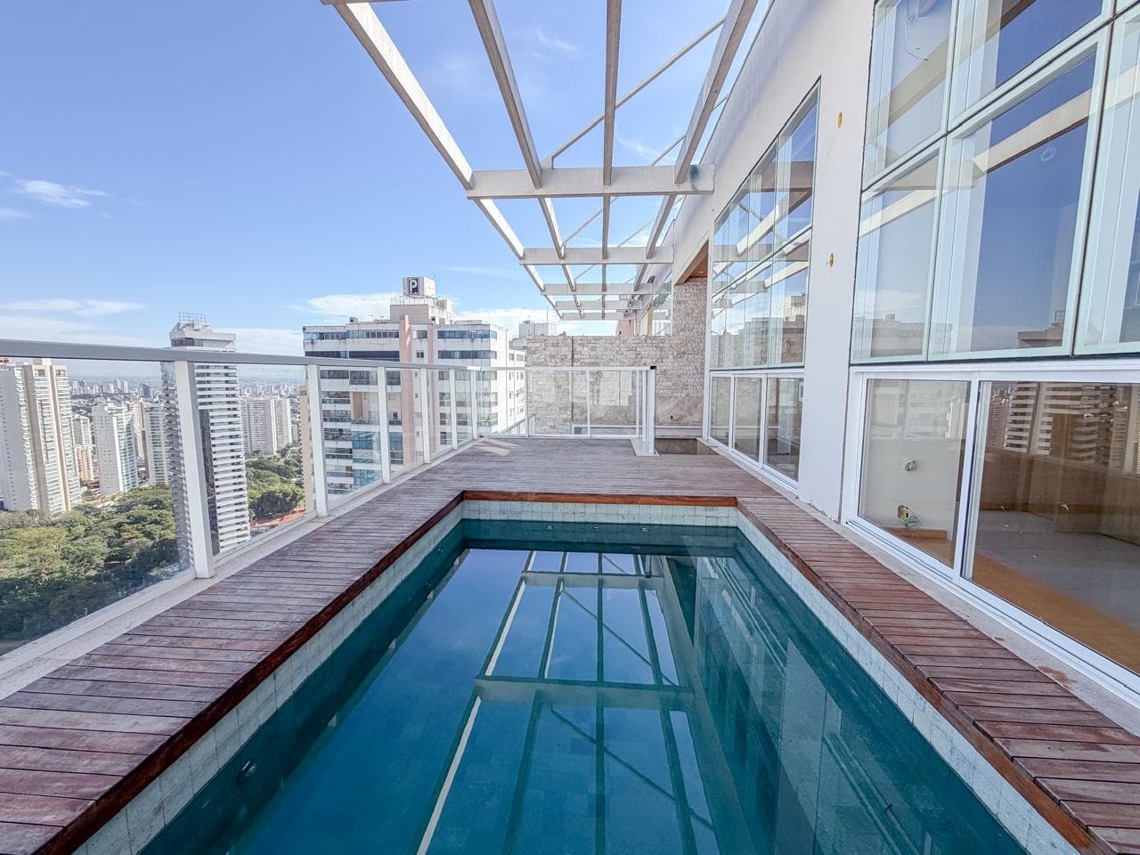 Cobertura Duplex Exclusiva com Vista Permanente para o Parque Flamboyant Luxo e Exclusividade, com Piscina Privativa e 4 Suítes completo em armários