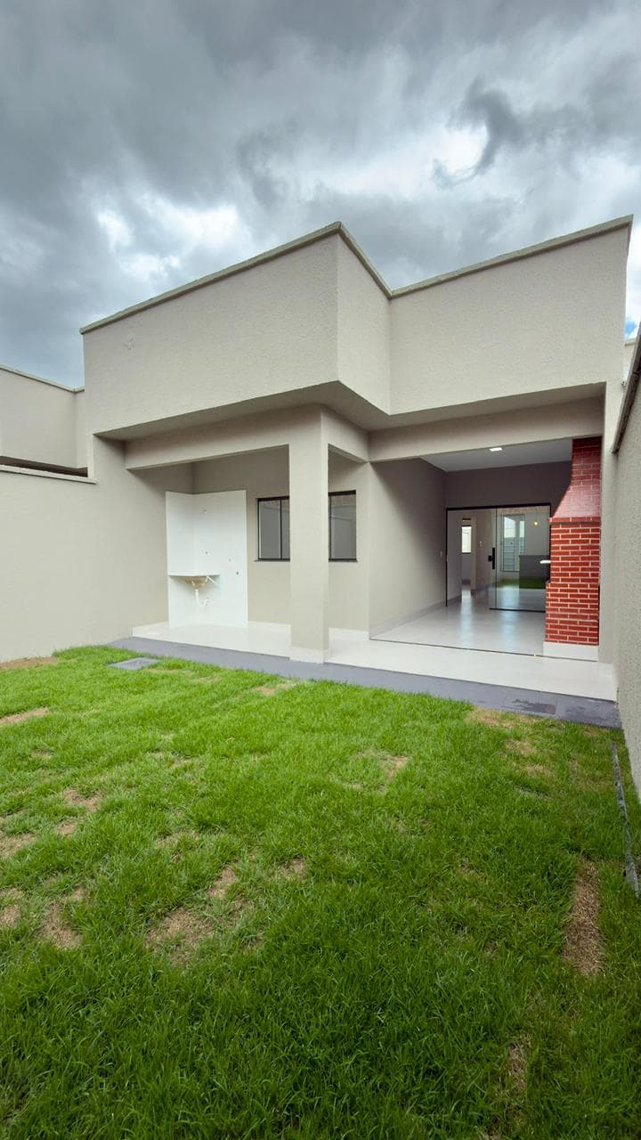 Casa com 2 quartos no Parque Montreal com quintal amplo