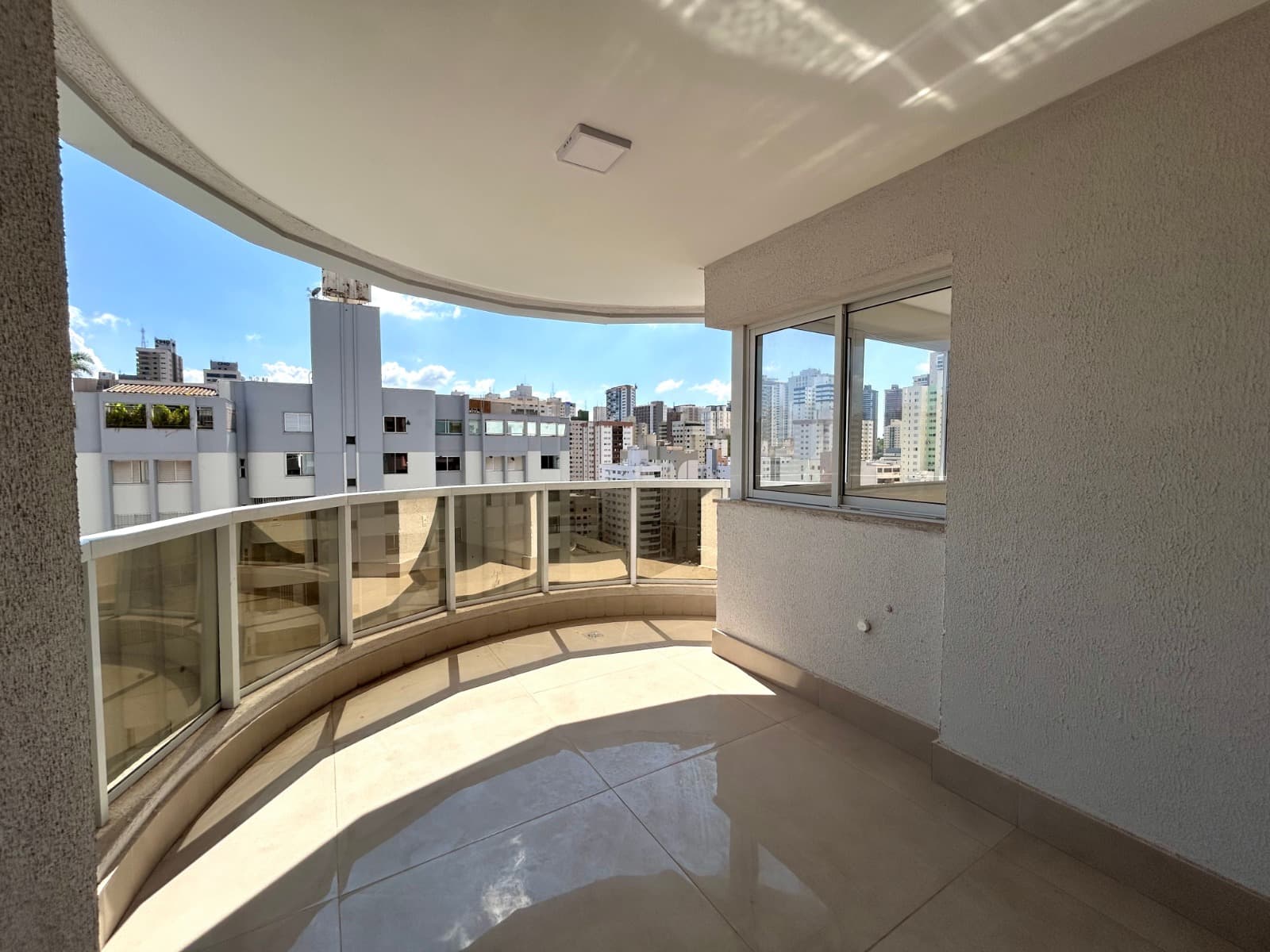 Apartamento com 3 suítes no Setor Bueno