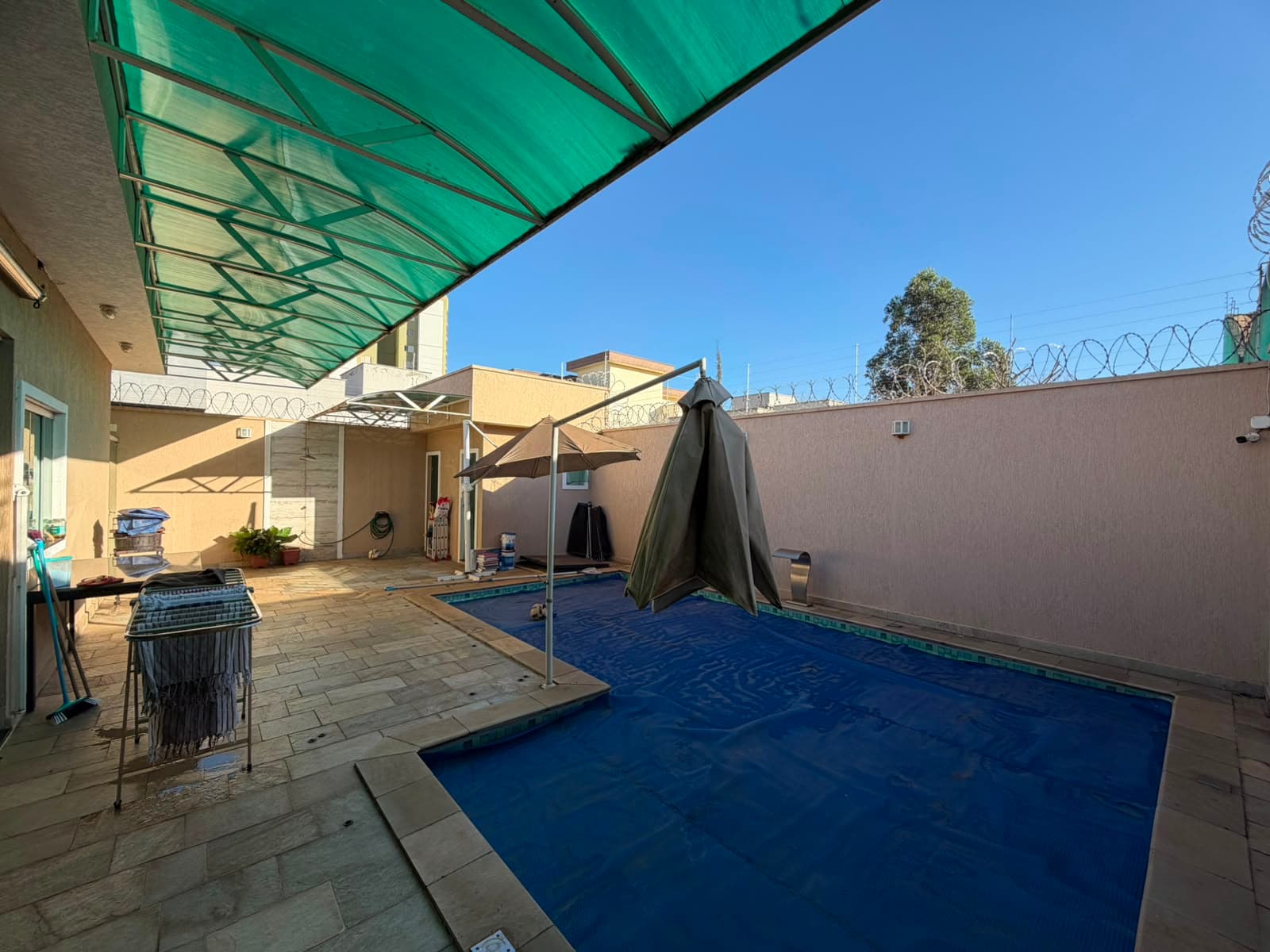 Casa Térrea 3 quartos sendo uma suíte- Lote de 360m² com piscina - 183 m² construído