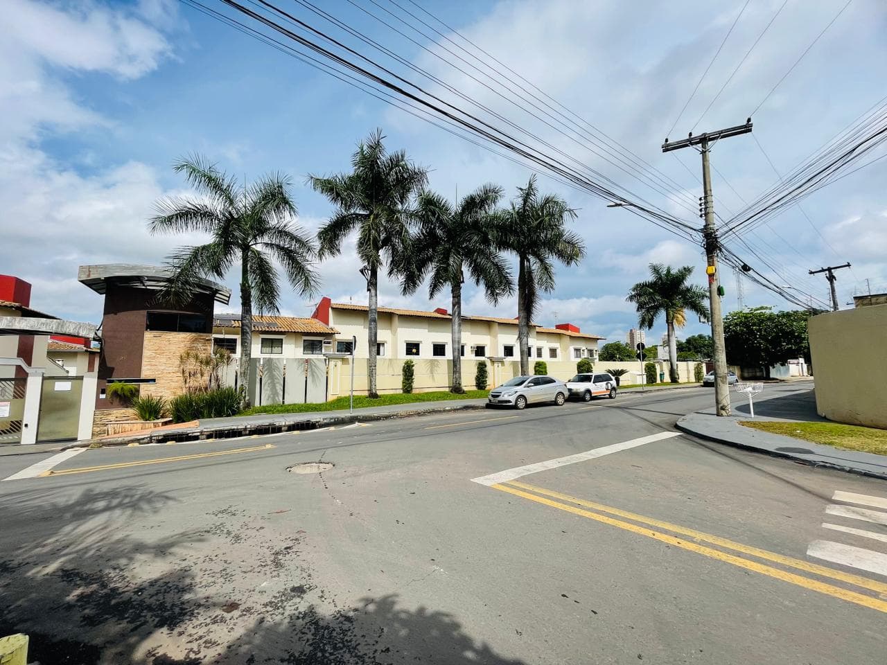 Sobrado em Condomínio Fechado próximo à Avenida T-9