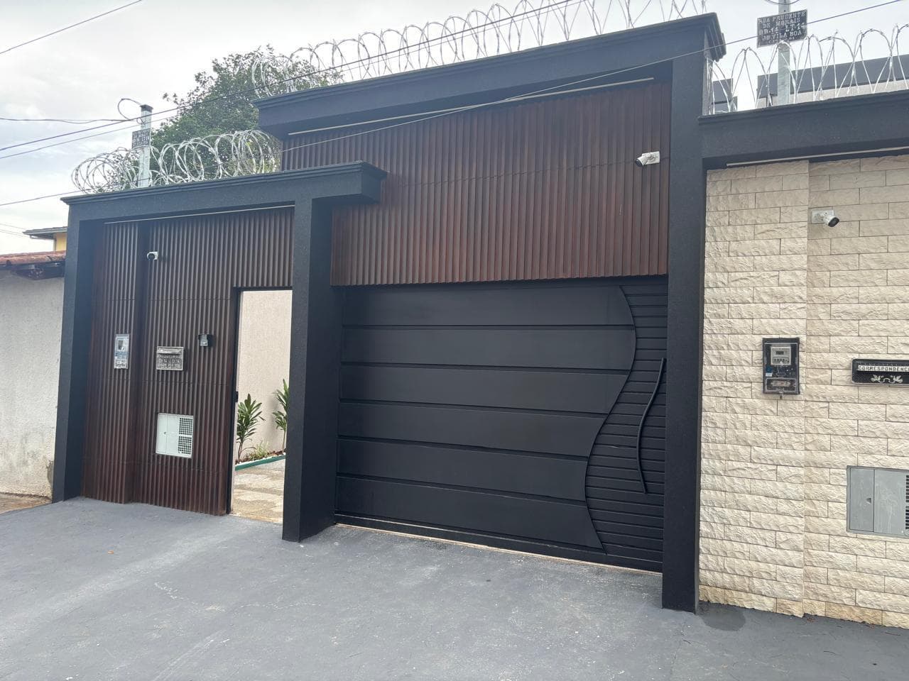 Casa moderna com pé-direito duplo e área gourmet no Jardim Vila Boa. 3 quartos e 4 vagas