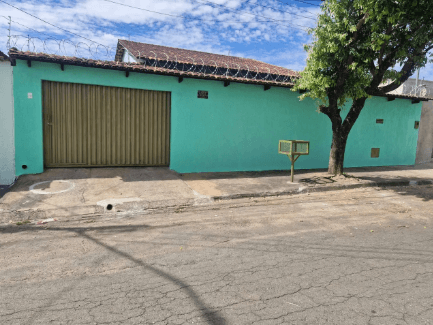 Casa Sozinha no Lote com 390 m² e Garagem para 8 Carros no Setor Castelo Branco