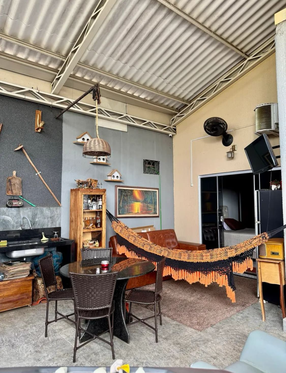 Casa de Esquina com 4 Quartos à Venda no Jardim Mont Serrat  Aparecida de Goiânia