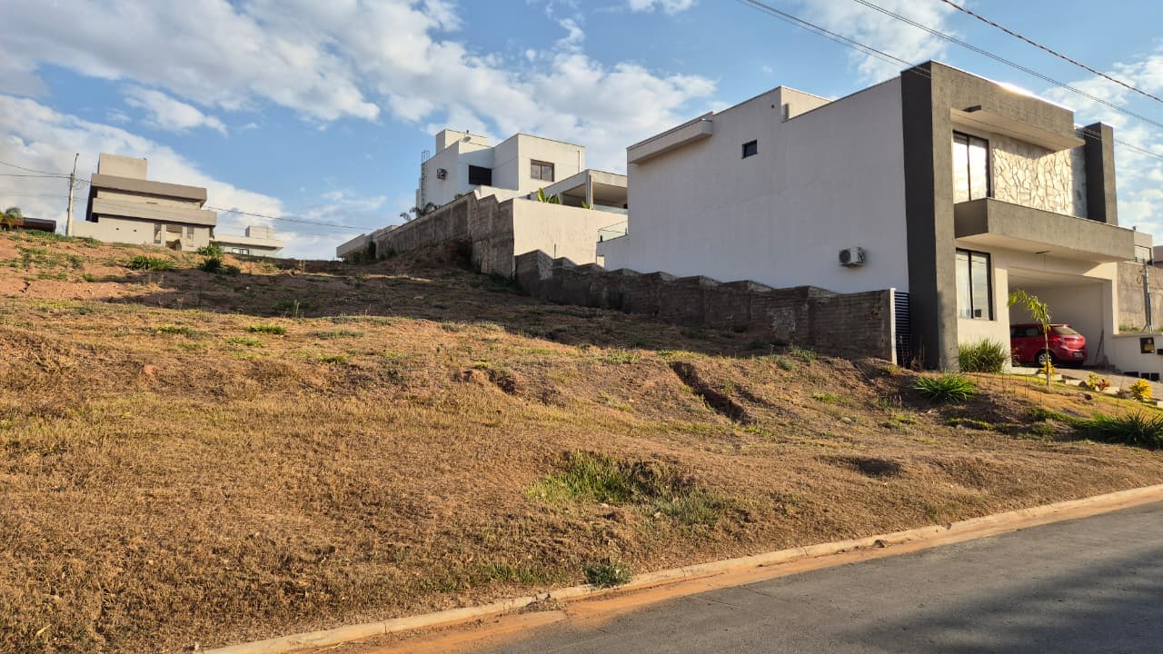 Lote de 300 m² no Jardins Porto – Vista privilegiada e lazer completo